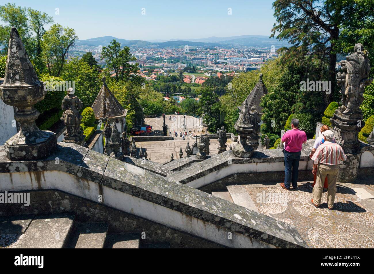 Braga, Bezirk Braga, Portugal. BOM Jesus do Monte Heiligtum. Besucher bewundern den Blick auf Braga von der Treppe der fünf Sinne. BOM Jesus i. Stockfoto