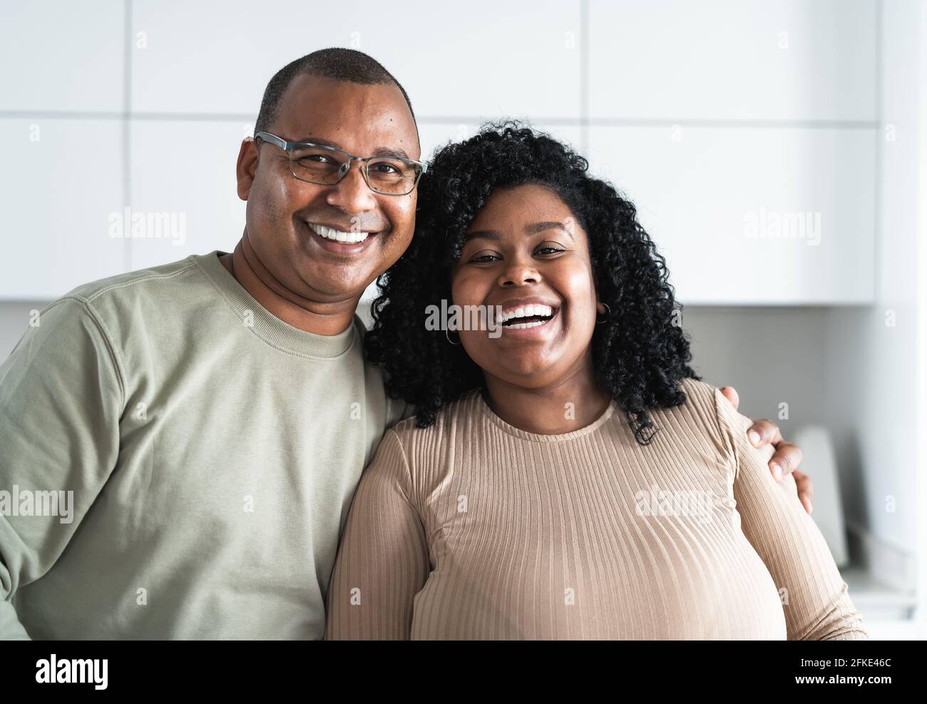 Glücklich lächelnd Afro Latein Vater und Tochter Porträt - Familie Liebe und Einheit Konzept Stockfoto