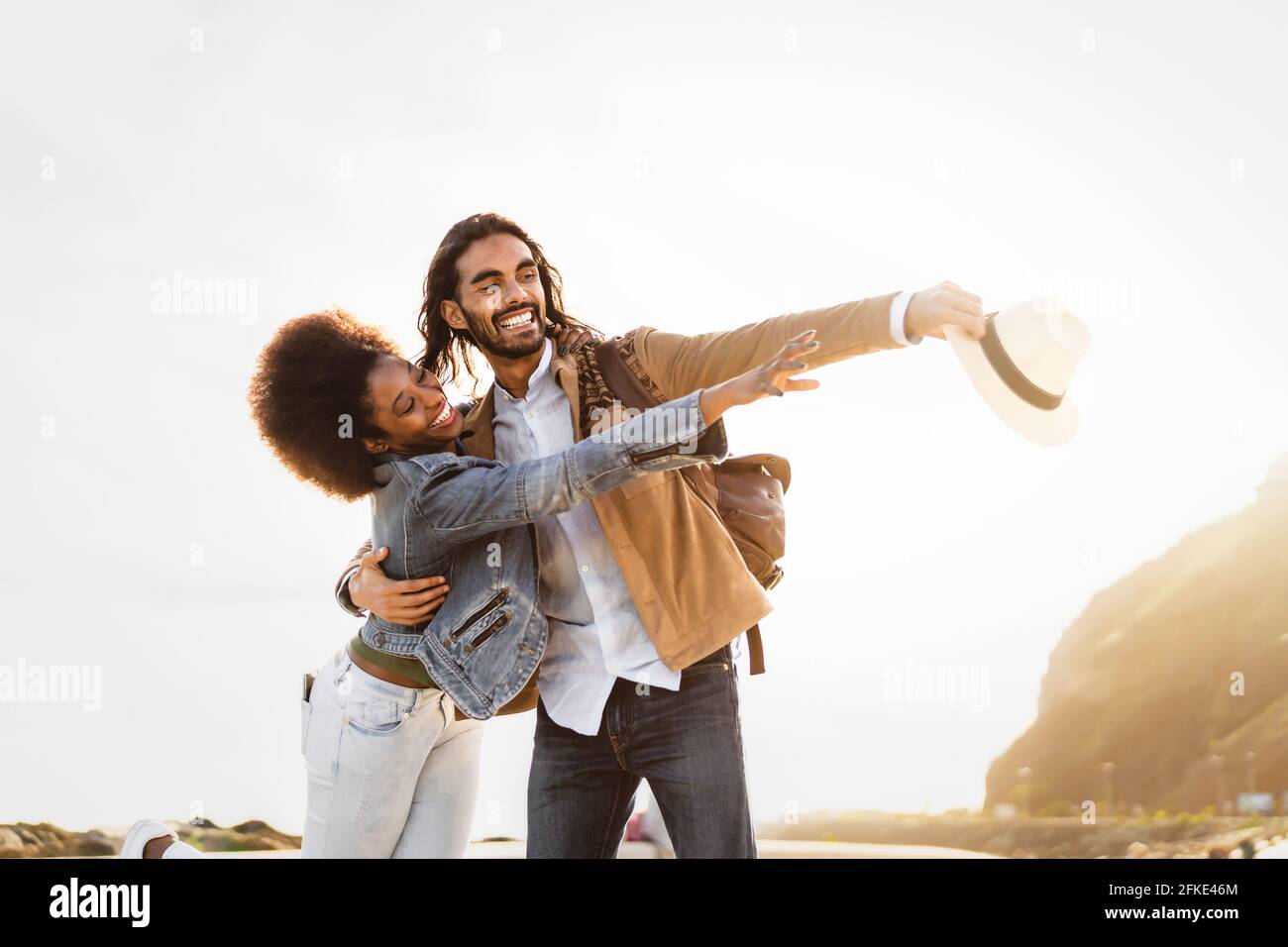 Glückliches lächelndes Paar, das Spaß mit Dating im Freien hat - Jugendliche Liebe und Beziehung Konzept Stockfoto Glückliches lächelndes Paar, das Spaß mit Dating im Freien hat - Jugendliche Liebe und Beziehung Konzept Stockfoto