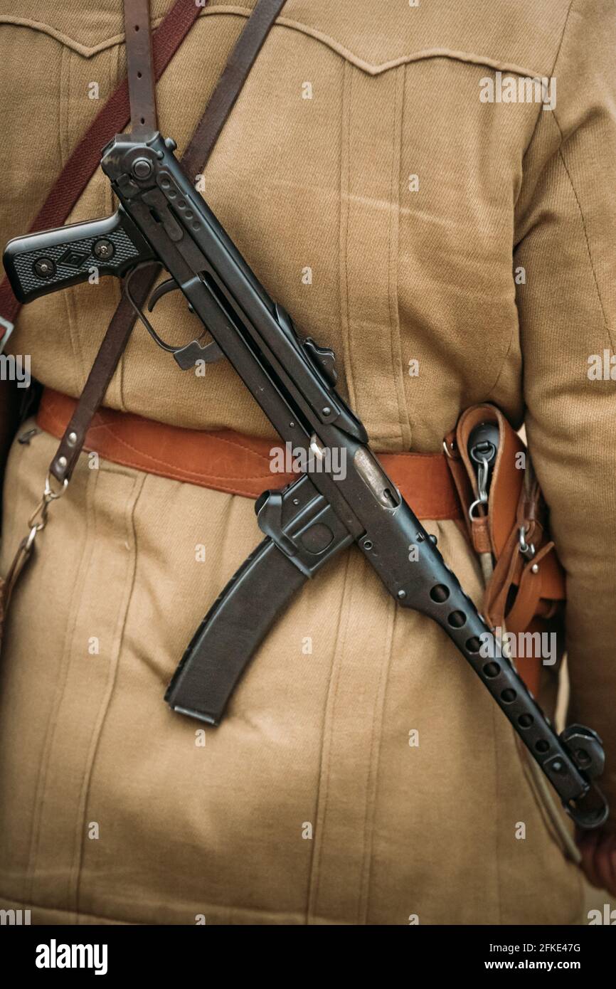 Re-enactor gekleidet als russische Sowjetische Infanterie Soldat des Zweiten Weltkriegs mit Sub-Maschine Waffe. Rote Armee Soldat des Zweiten Weltkriegs 2 Mal Stockfoto