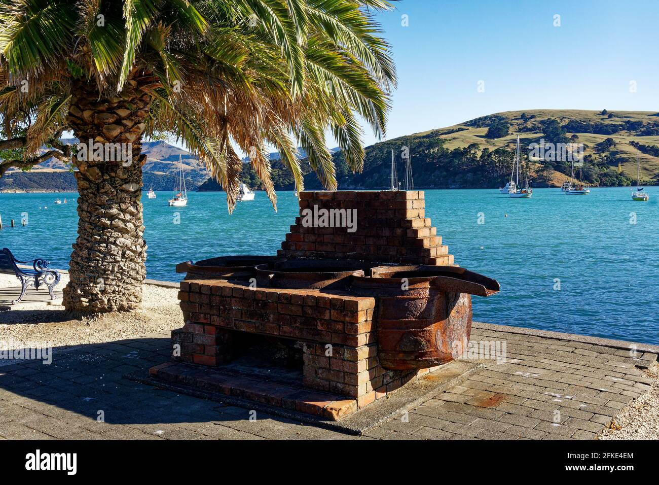 Relikte aus Akaroas Walfang an der Küste. Akaroa, Christchurch, Canterbury, Neuseeland. Stockfoto