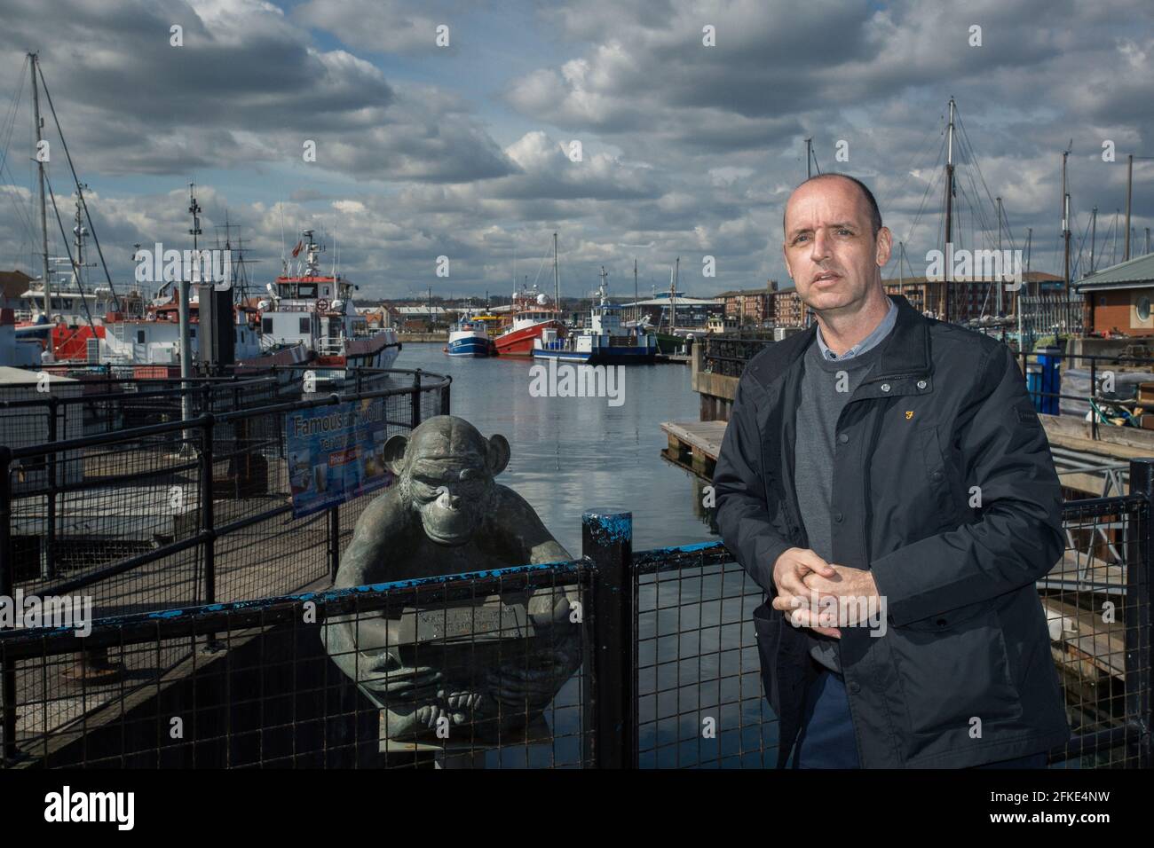 Stuart Drummond steht am 13. April 2021 neben der Affenskulptur in der Hartlepool Marina. Stuart Drummond war der erste und einzige Direc Stockfoto