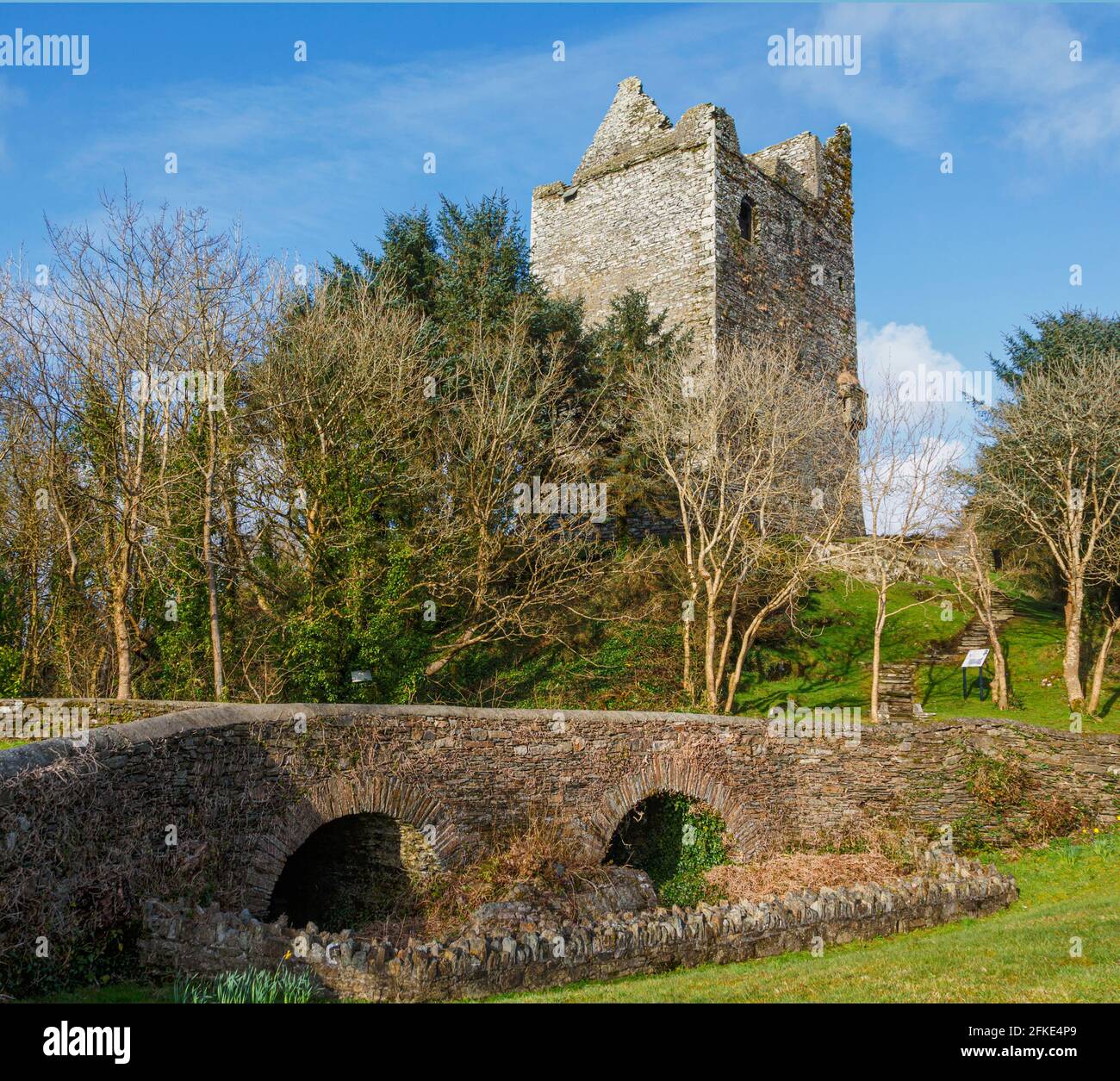 Ballynacarriga Castle, County Cork, West Cork, Republik Irland. Irland. Diese Art von Struktur wird als Turmhaus bezeichnet. Turmhäuser wurden für entwickelt Stockfoto