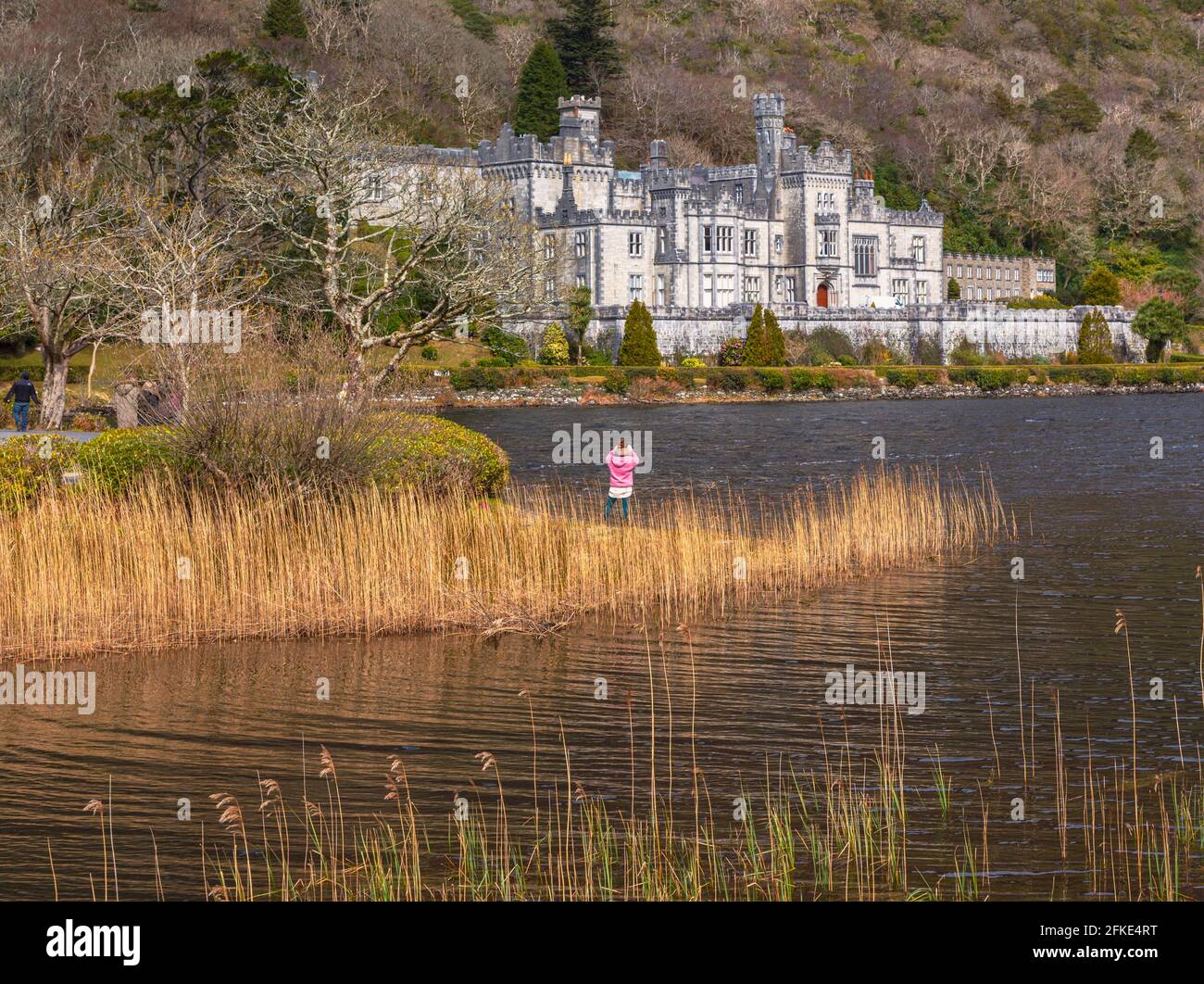 Kylemore Abbey, Connemara-Nationalpark, County Galway, Republik Irland. Eire am Ufer des Pollacapall lough. Die Abtei wurde als Privatabtei erbaut Stockfoto