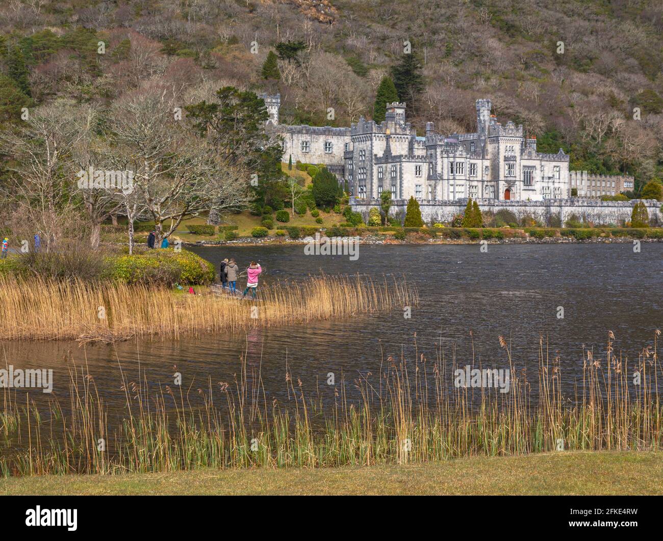 Kylemore Abbey, Connemara-Nationalpark, County Galway, Republik Irland. Eire am Ufer des Pollacapall lough. Die Abtei wurde als Privatabtei erbaut Stockfoto
