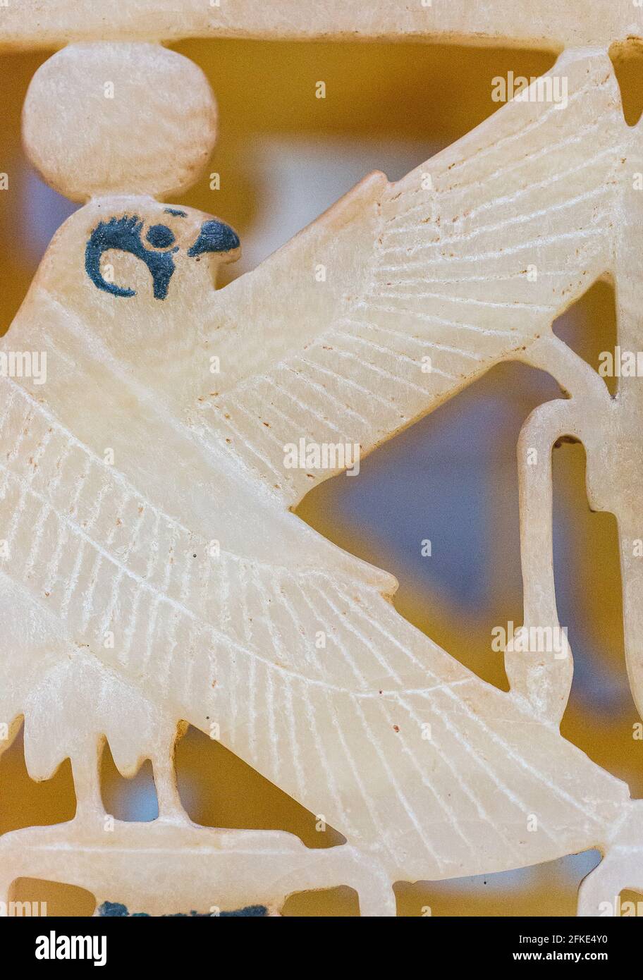 Ägypten, Kairo, Tutanchamon Alabaster, aus seinem Grab in Luxor : Detail einer Komposit-Parfümvase, eines Sonnenfalken und eines Ouas-Zepters. Stockfoto