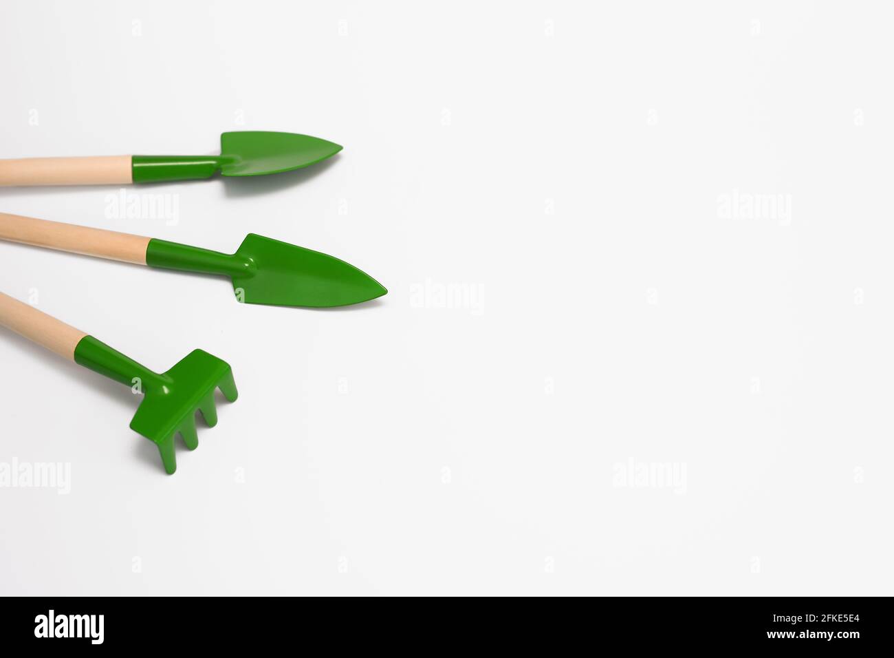 Gartengeräte. Weißer Hintergrund. Mini-Blumen-Werkzeuge. Leerraum. Layout Stockfoto