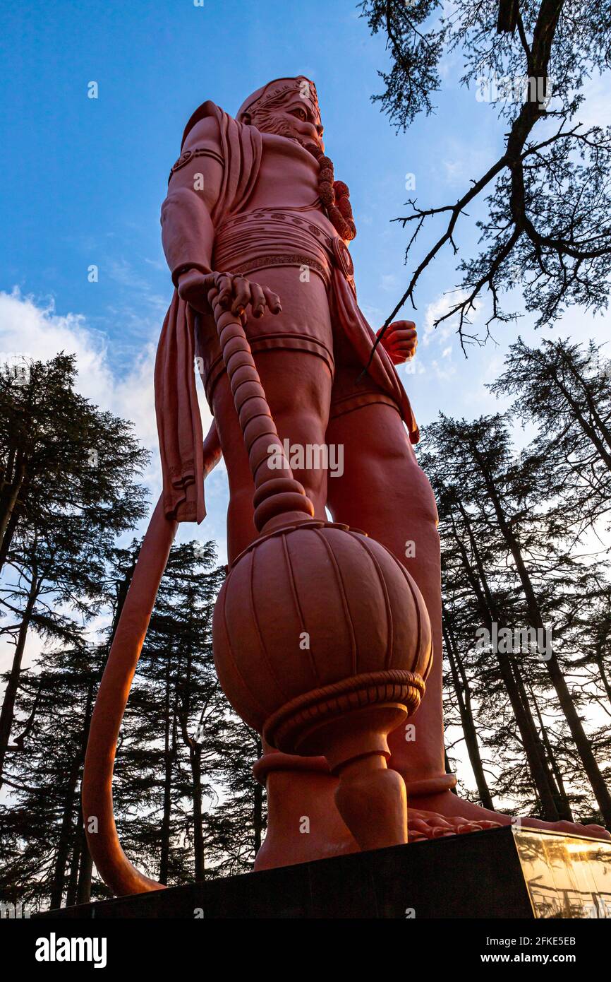 lord hanuman bei Jakhu mandir.33 m hohe Statue in der Nähe des Affentempels mit schönem natürlichen Hintergrund. Stockfoto