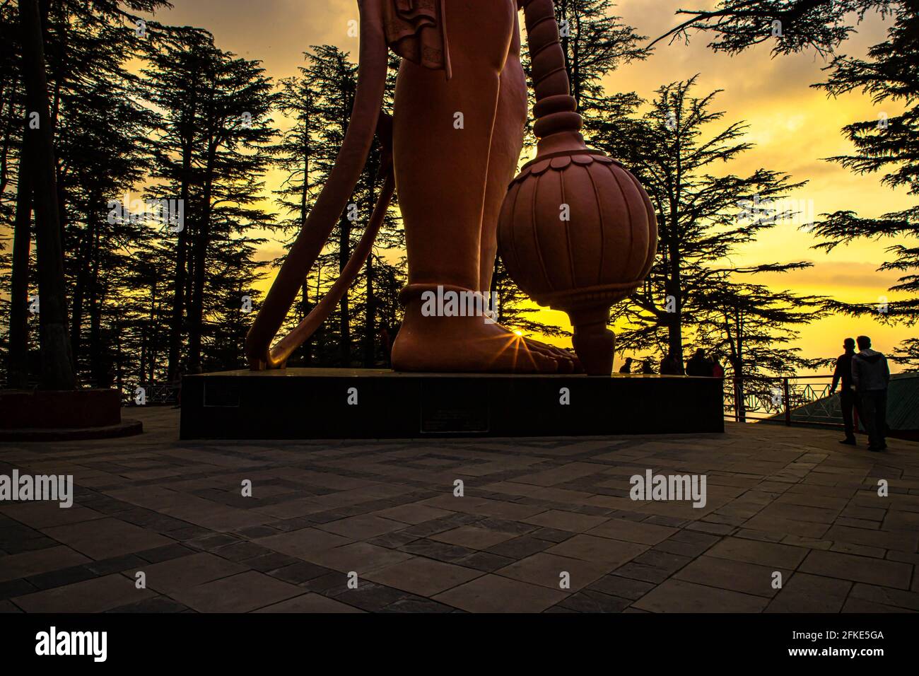 lord hanuman bei Jakhu mandir.33 m hohe Statue in der Nähe des Affentempels mit schönem natürlichen Hintergrund. Stockfoto
