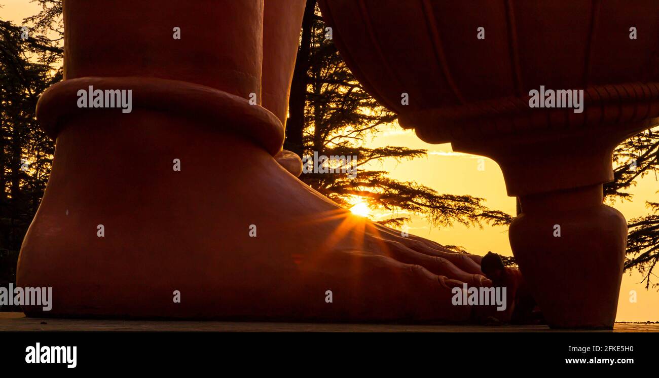 lord hanuman bei Jakhu mandir.33 m hohe Statue in der Nähe des Affentempels mit schönem natürlichen Hintergrund. Stockfoto
