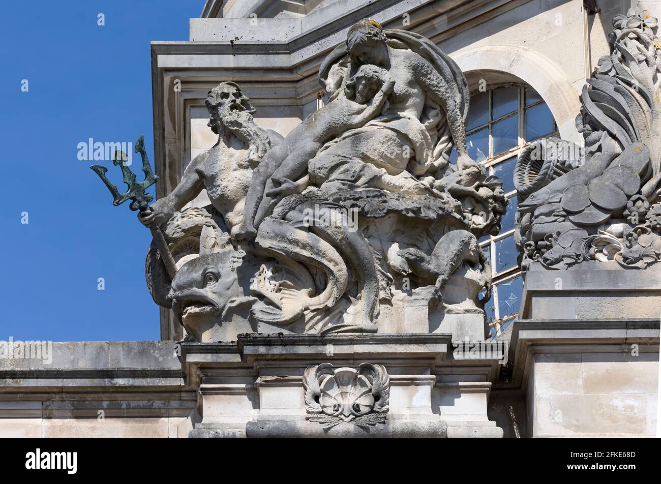 The Sea Receiving the Severn (1901–4) von Paul Raphael Montford. Architekturskulptur auf dem Rathaus von Cardiff, Cardiff, Wales, Großbritannien Stockfoto