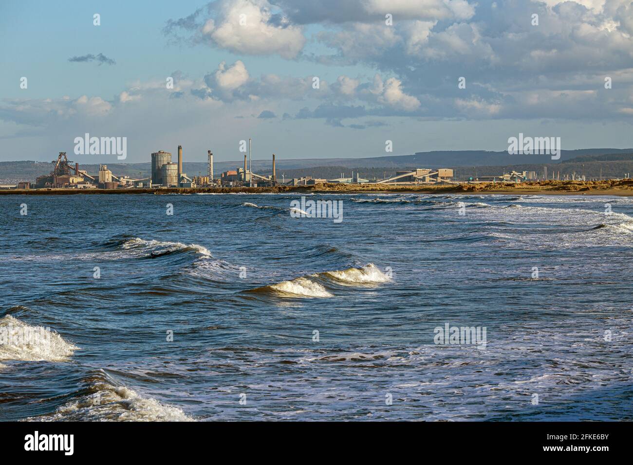 Nordsee mit dem Stahlwerk Redcar in der Ferne, England, Großbritannien Stockfoto