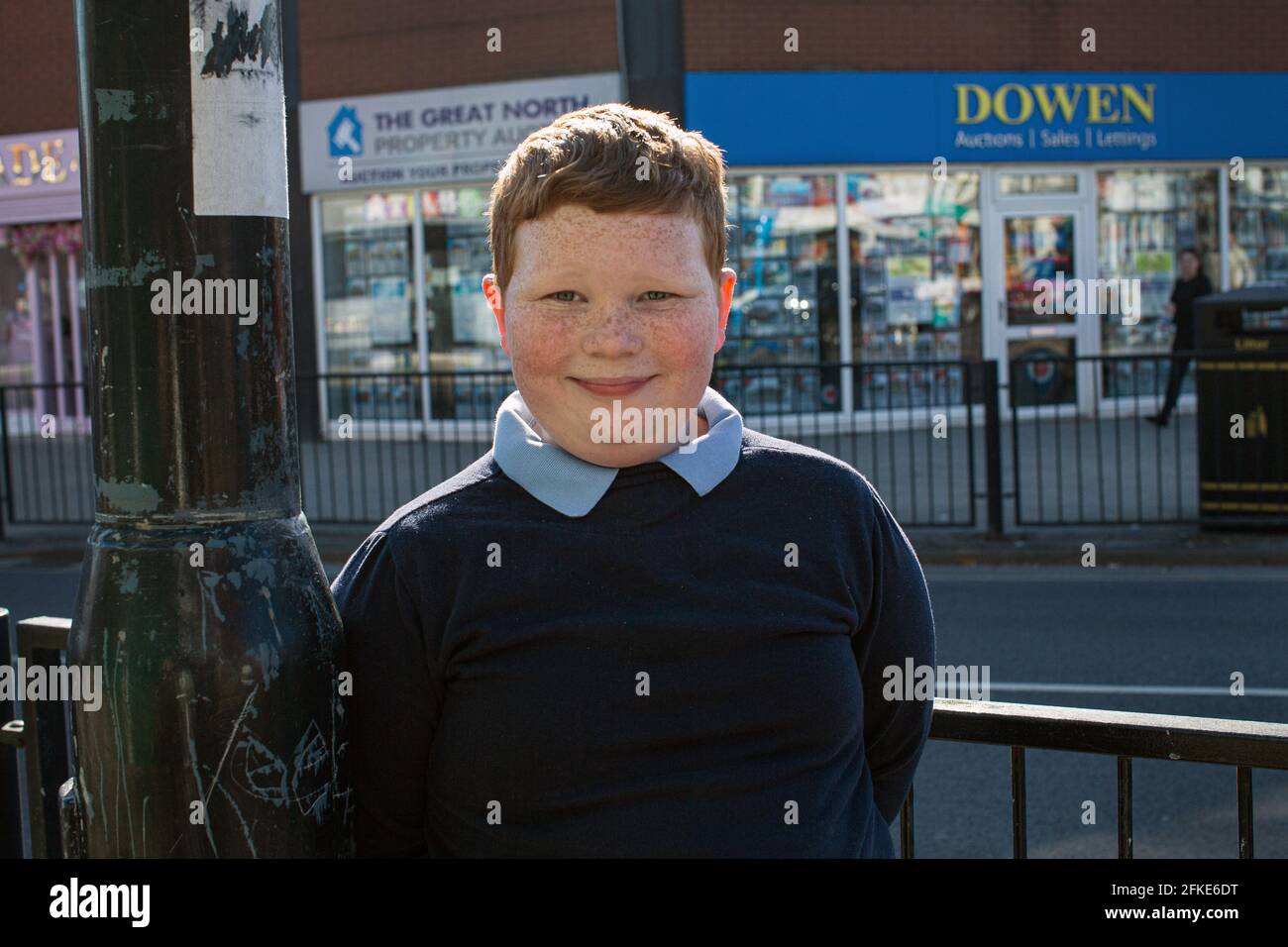 Aufgeregter Schuljunge in der High Street in Hartlepool Stockfoto