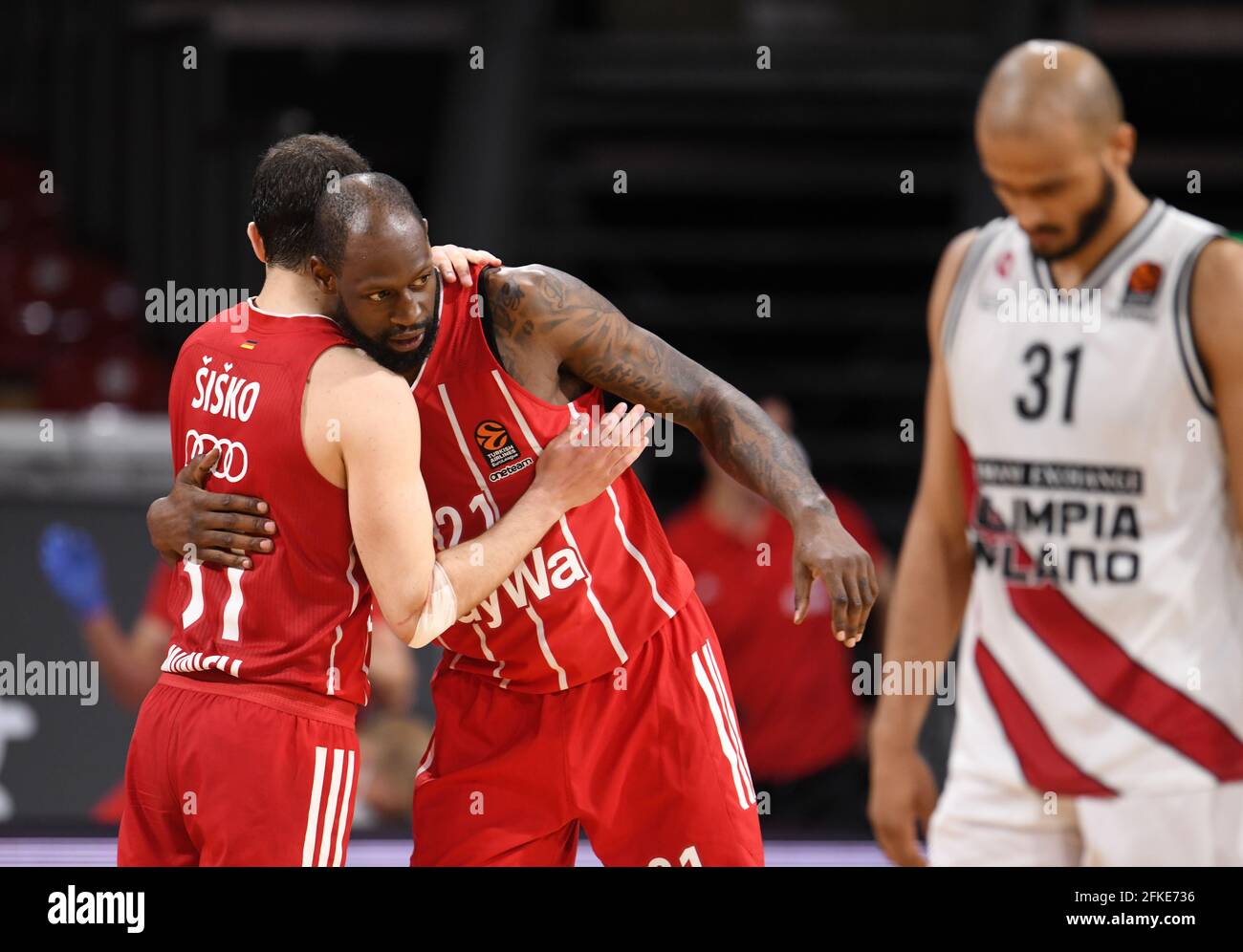 München, Deutschland. April 2021. Basketball: Euroleague, FC Bayern München  - Olimpia Mailand, Knockout Runde, Viertelfinale, Matchday 4 im Audi Dome.  Zan Mark Sisko (l-r) und James Gist von Bayern München und Shavon