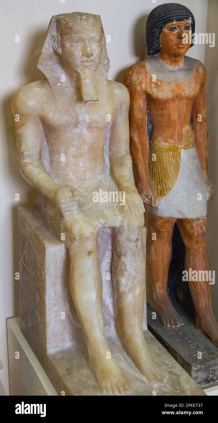 Kairo, Ägyptisches Museum, Statue von König Khephren, ägyptischer Alabaster, aus Memphis. Er sitzt, trägt einen Nemes mit einem Uraeus. Stockfoto