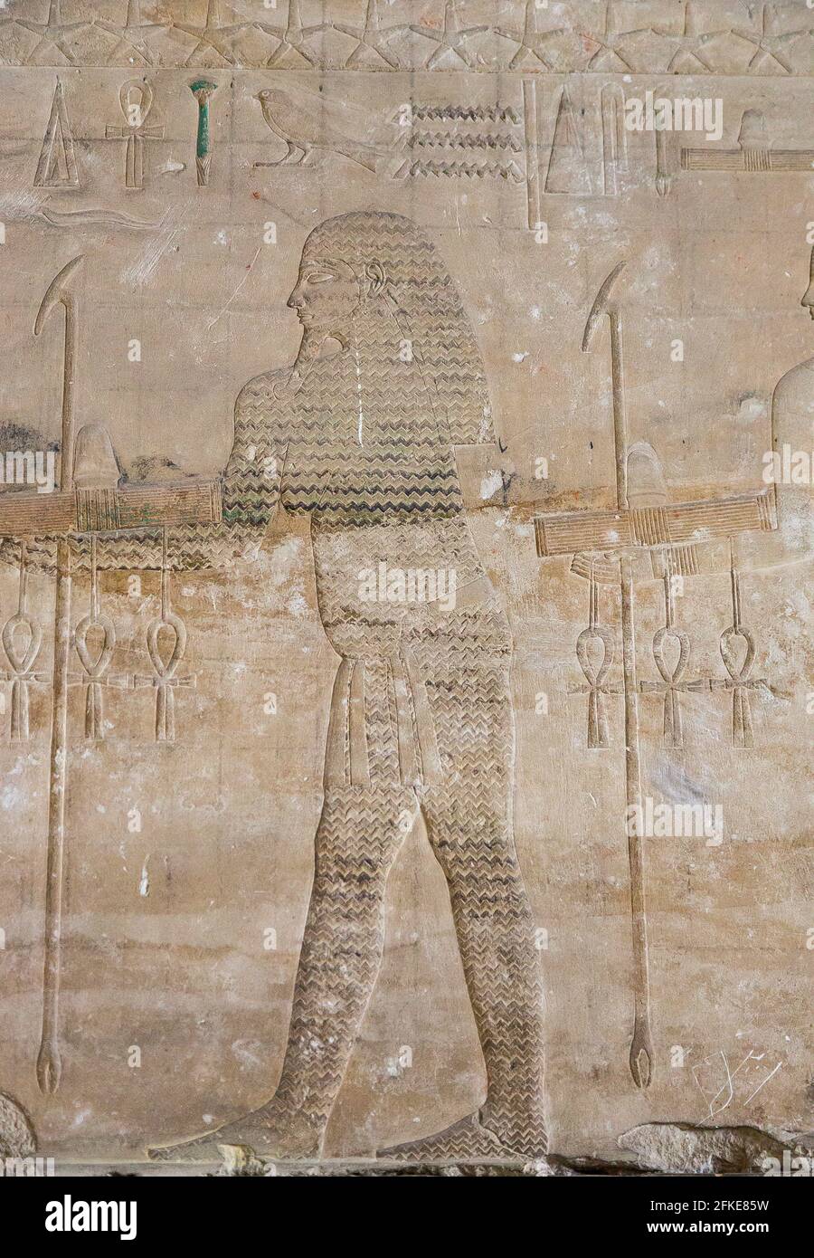 Kairo, Ägyptisches Museum, Sahure-Tempel in Abusir, Rozession der nilotischen Gottheiten : Ouadj-Our Bringing Signs Hotep, was und Ankh. Stockfoto