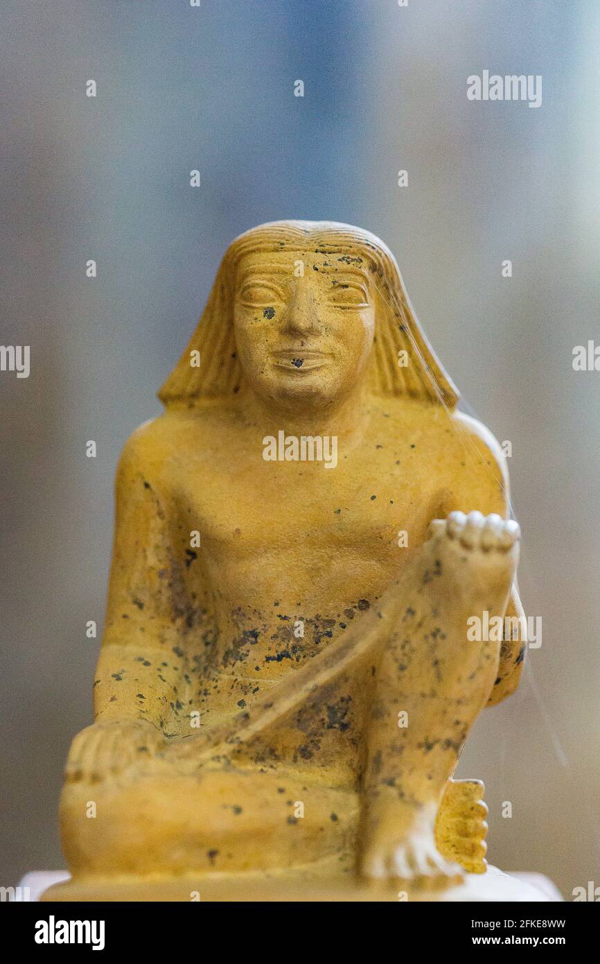 Kairo, Ägyptisches Museum, Iby-Statuette, in Kalkstein. Er ist gehockt, wie ein Schreiber, und er trägt eine Perücke. Stockfoto