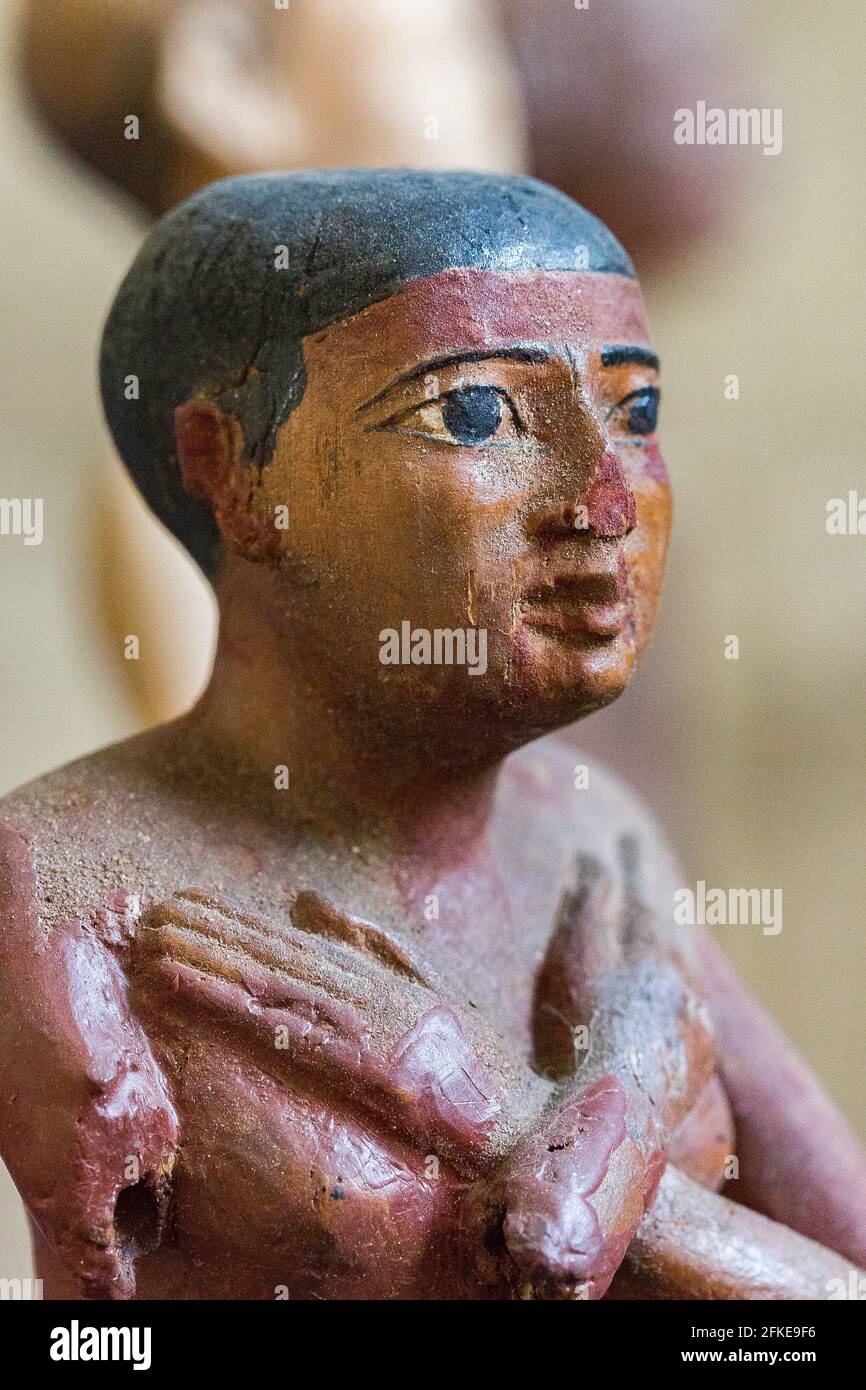 Kairo, Ägyptisches Museum, Iby-Statuette, aus Holz. Er hat kurze Haare, einen Lendenschurz und gekreuzte Arme. Stockfoto
