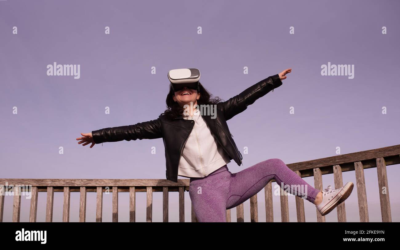 Frau mit Brille der Virtuellen Realität. Zukunft Technik Konzept. Stockfoto
