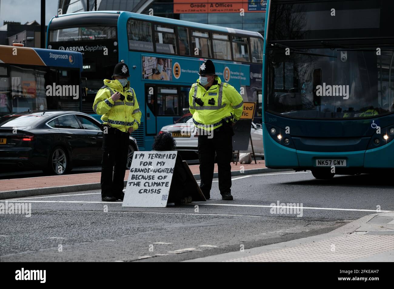 Mai 2021 - Newcastle-upon-Tyne, Großbritannien. Ein Aktivist des Extinction Rebellion unterbricht den Verkehr in Newcastle als Teil des Extinction Rebellion’s Rebellion of One Day of Action in ganz Großbritannien. Der als „ein-Personen-Straßensperre, Times 1000“ bezeichnete Aktionstag von XR zielt darauf ab, Untätigkeit und Greenwashing durch die britische Regierung hervorzuheben. Kredit: Thomas Jackson / Alamy Live Nachrichten. Stockfoto