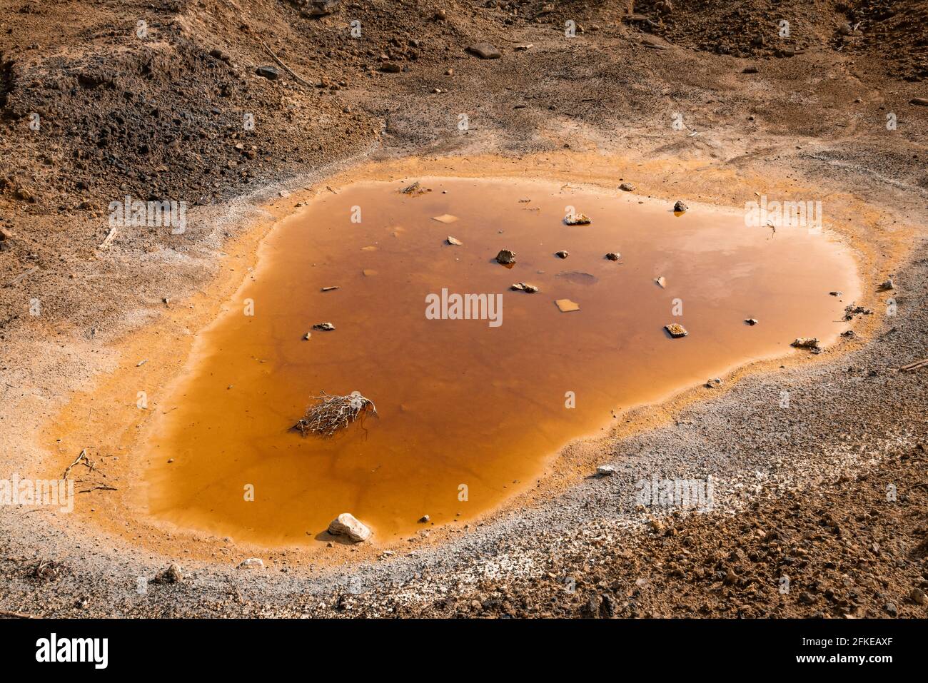 Mineralisiertes Wasser aus den verlassenen Minen von Mazarrón. Region Murcia. Spanien. Stockfoto