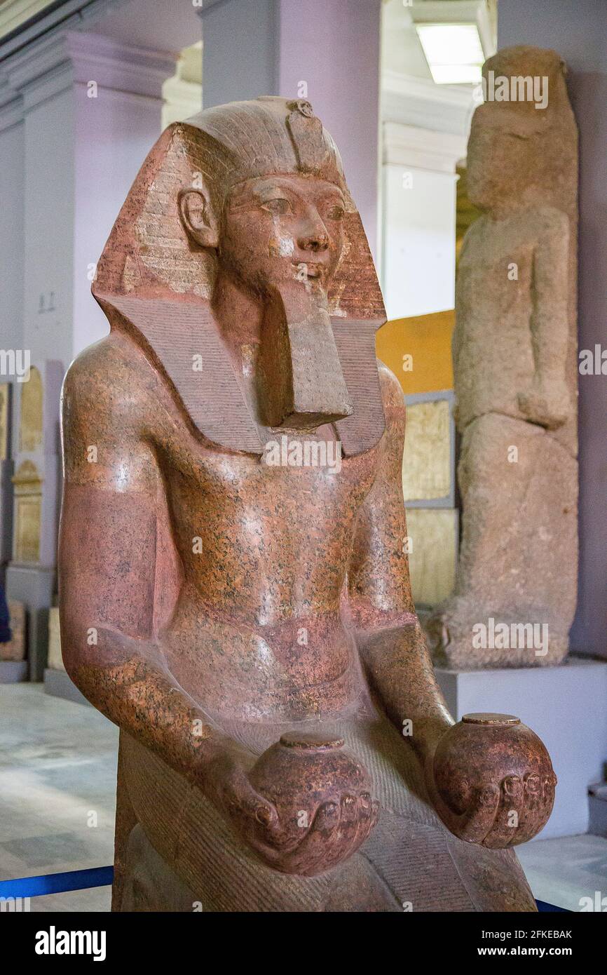 Kairo, Ägyptisches Museum, kniende Statue der Hatschepsut, einer der seltenen Frauen, die König von Ägypten wurde. Granit, aus ihrem Tempel in Deir el Bahari. Stockfoto