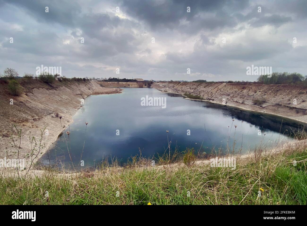 Hair, Deutschland. Mai 2021. Steinbruchteich in der Nähe von Haar, Bezirk München. Ein Steinbruchteich (auch Steinbruch, Kiesgrube) ist ein künstlich geschaffener See, der in der Regel zur Gewinnung von Kies oder Sand als Baumaterial (Kiesabbau) oder zu einem anderen Tagebau (Restfreibergbau) zurückgeht. Credit: dpa/Alamy Live News Stockfoto