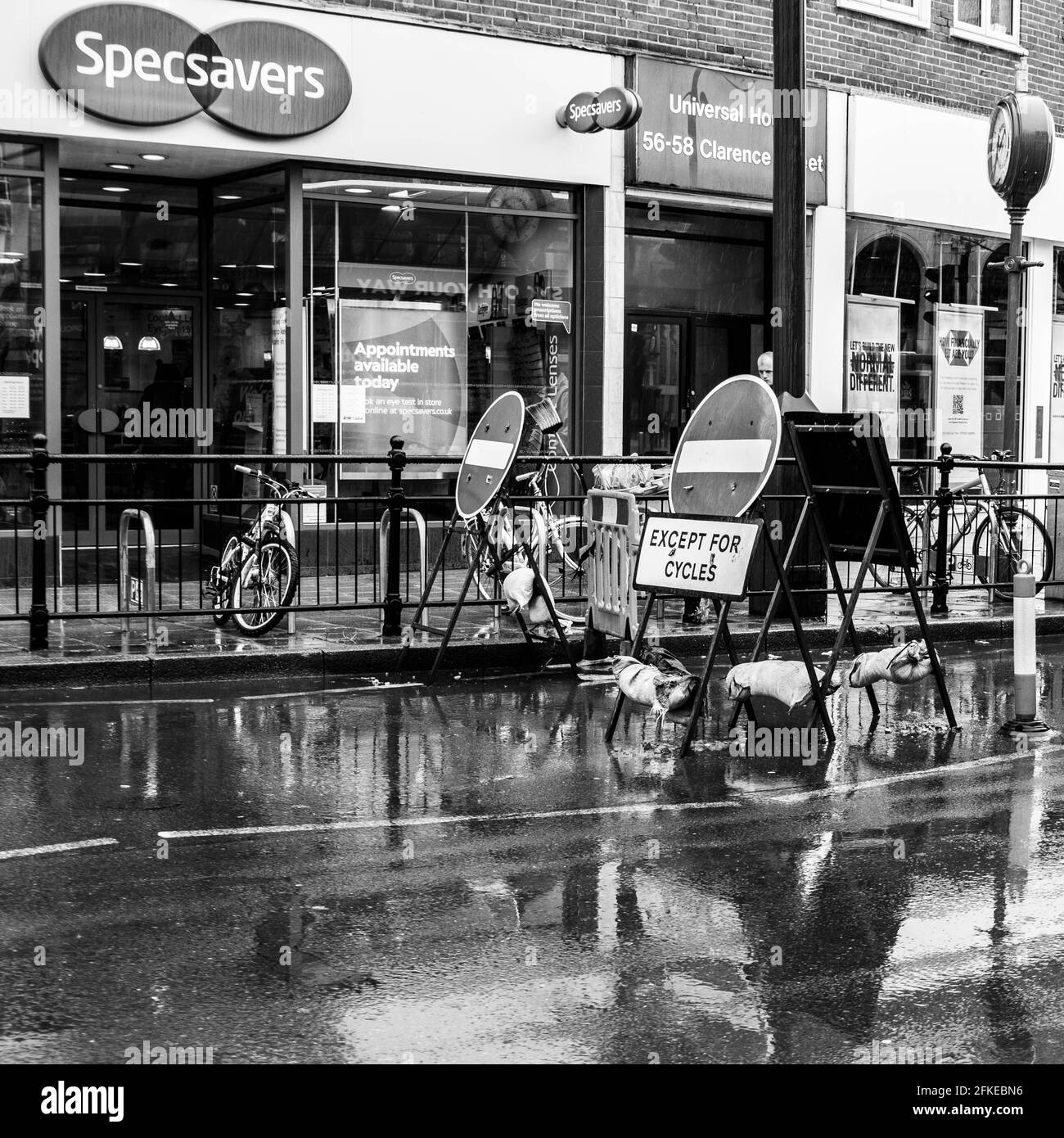 Kingston upon Thames, London, UK, Road arbeitet außerhalb EINER High Street Branch of Specsavers With No People Stockfoto