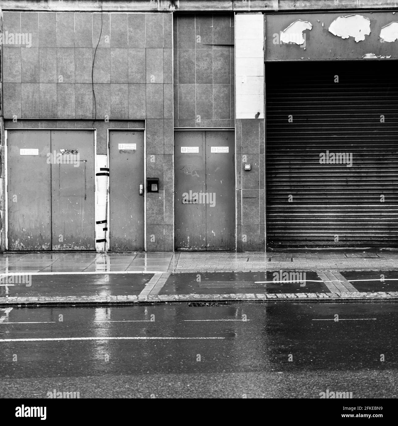 Kingston upon Thames, London, Großbritannien, leeres verderbtes Gebäude im Regen Stockfoto