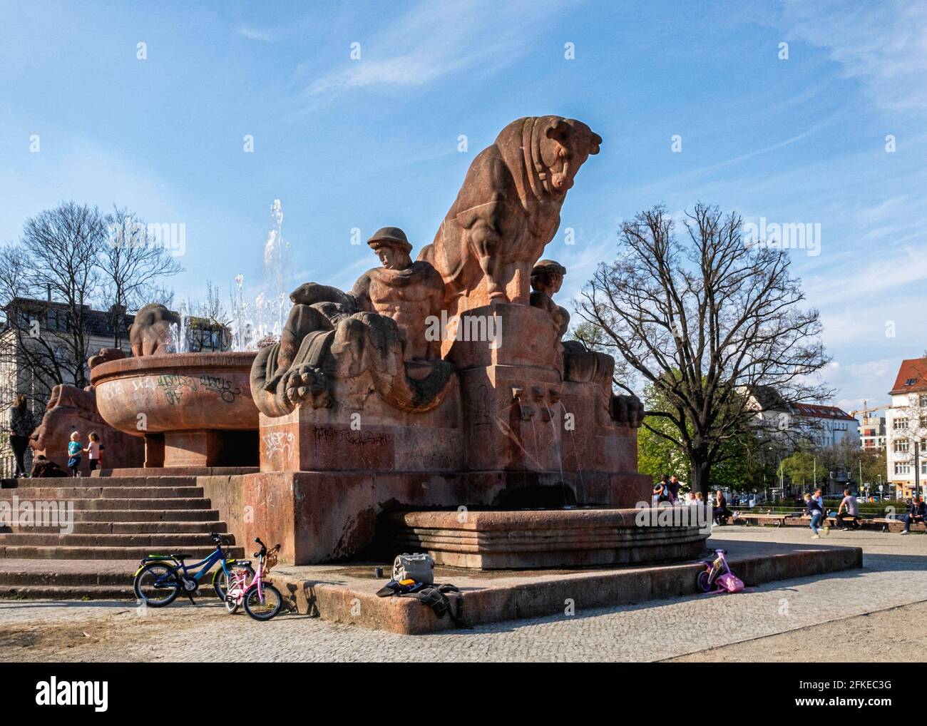 Bullenbrunnen oder Fruchtbarkeitsbrunnen, Red Stone 1930 Skulptur von Hugo Lederer am Arnswalder Platz, Prenzlauer Berg, Berlin Stockfoto