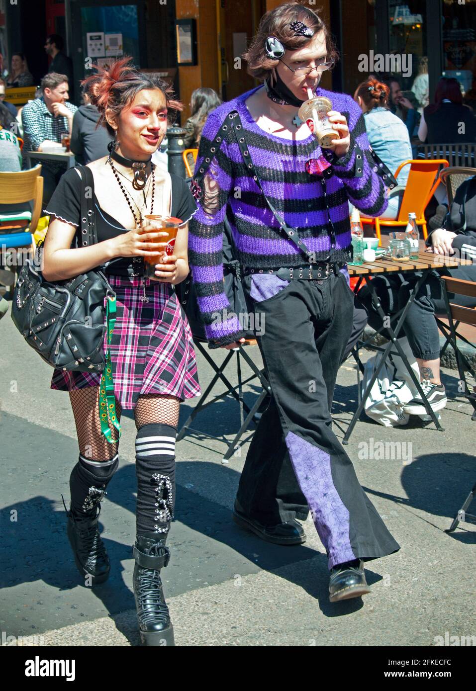 Bunt gekleidete Menschen in der Region North Laine in Brighton Stockfoto