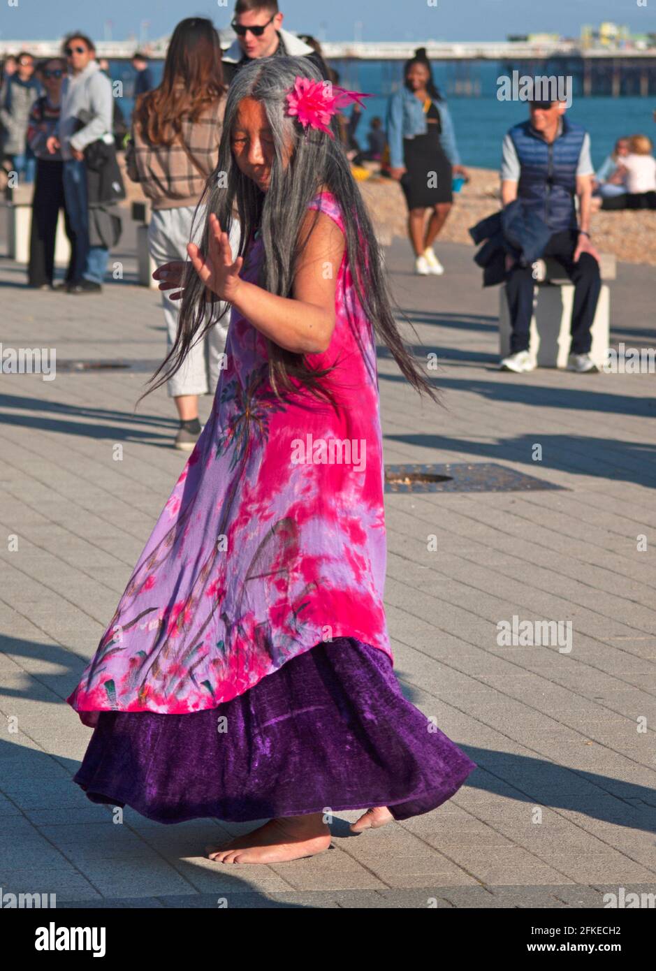 Tanzen an einem sonnigen Tag in der Nähe des Strandes Brighton Stockfoto