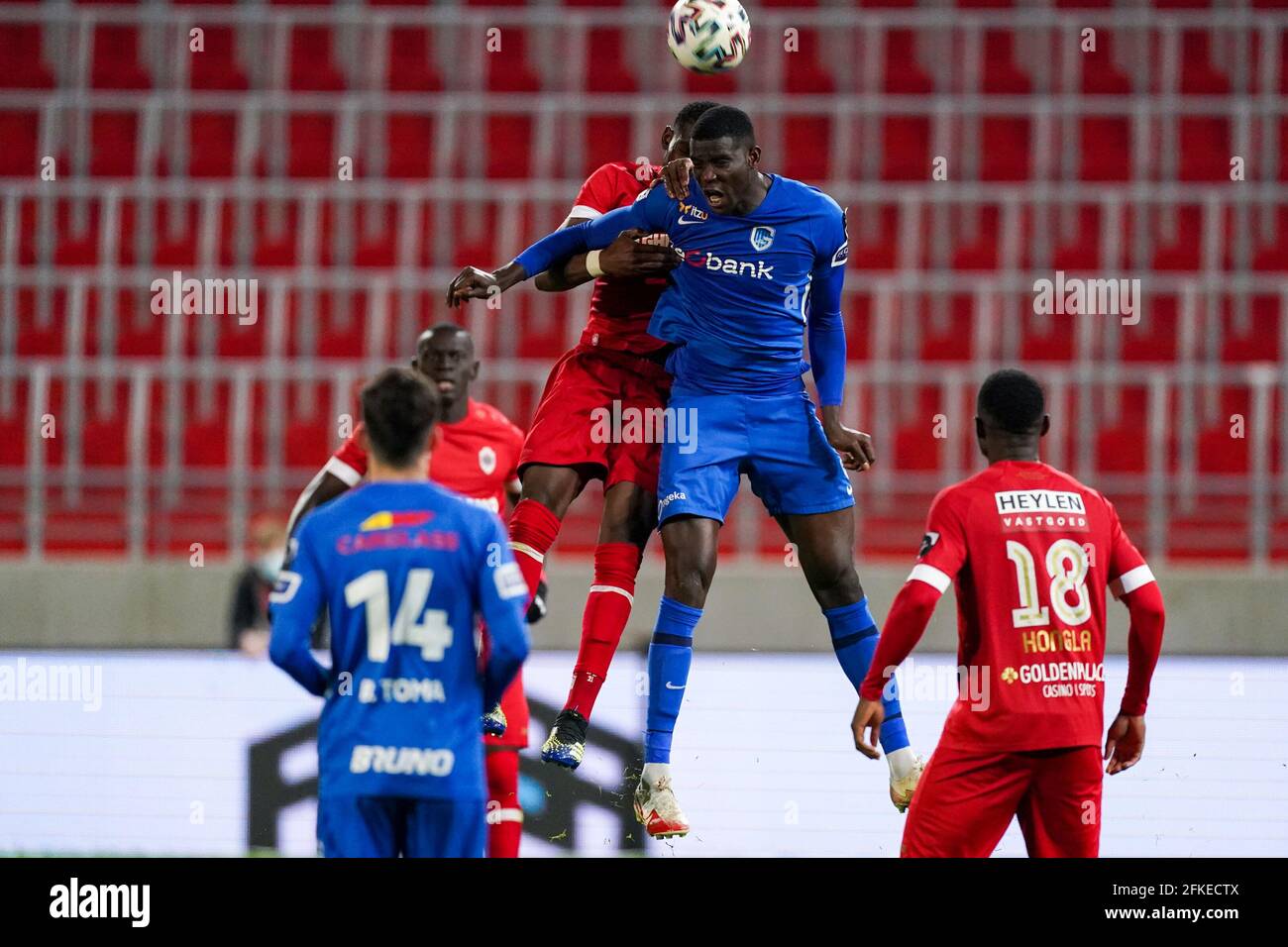 ANTWERPEN, BELGIEN - 30. APRIL: Dylan Batubinska von Royal Antwerp kämpft während der Jupiler Pro League CH mit Paul Onuachu von KRC Genk um die Possession Stockfoto