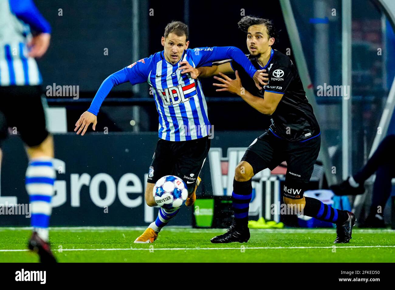 EINDHOVEN, NIEDERLANDE - 30. APRIL: Joey Sleegers vom FC Eindhoven, Mats Deijl vom FC Den Bosch während des Keuken kampioen divisie 2020-201-Spiels Stockfoto
