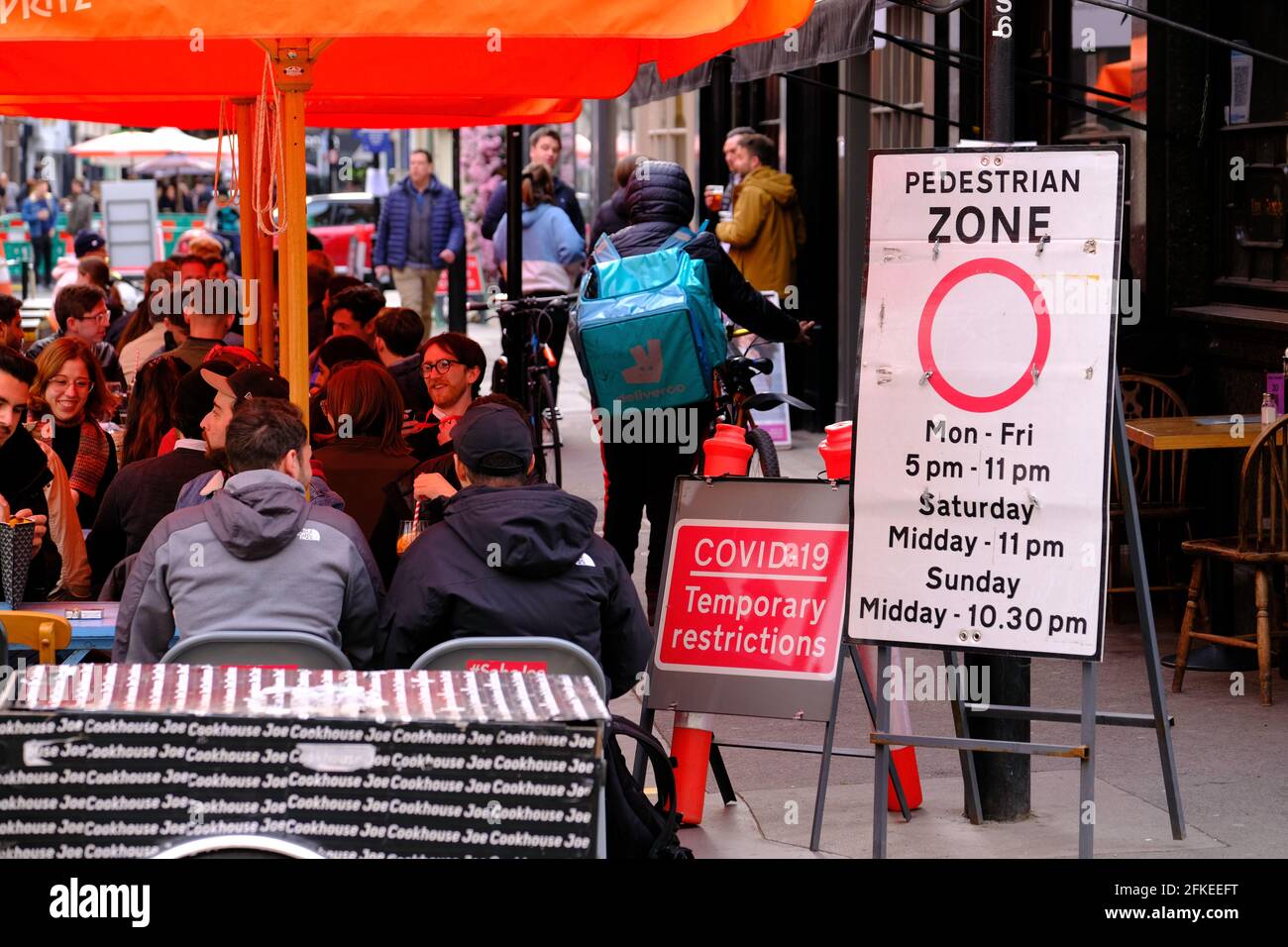 Bars und Restaurants im West End, die sich für Kunden und Gäste öffnen, werden nach der Pandemie langsam aufgehoben, London, Großbritannien Stockfoto