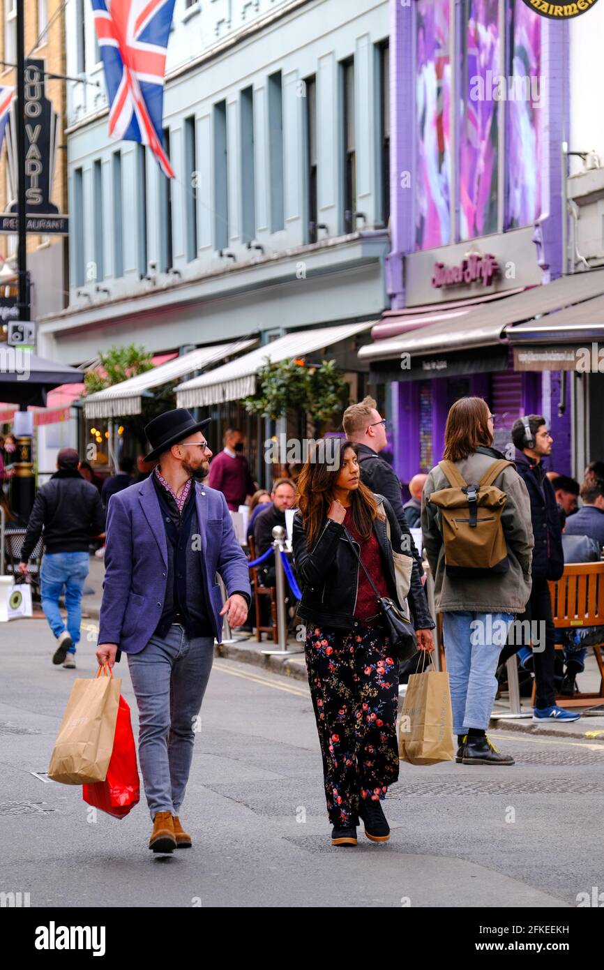 Bars und Restaurants im West End, die sich für Kunden und Gäste öffnen, werden nach der Pandemie langsam aufgehoben, London, Großbritannien Stockfoto