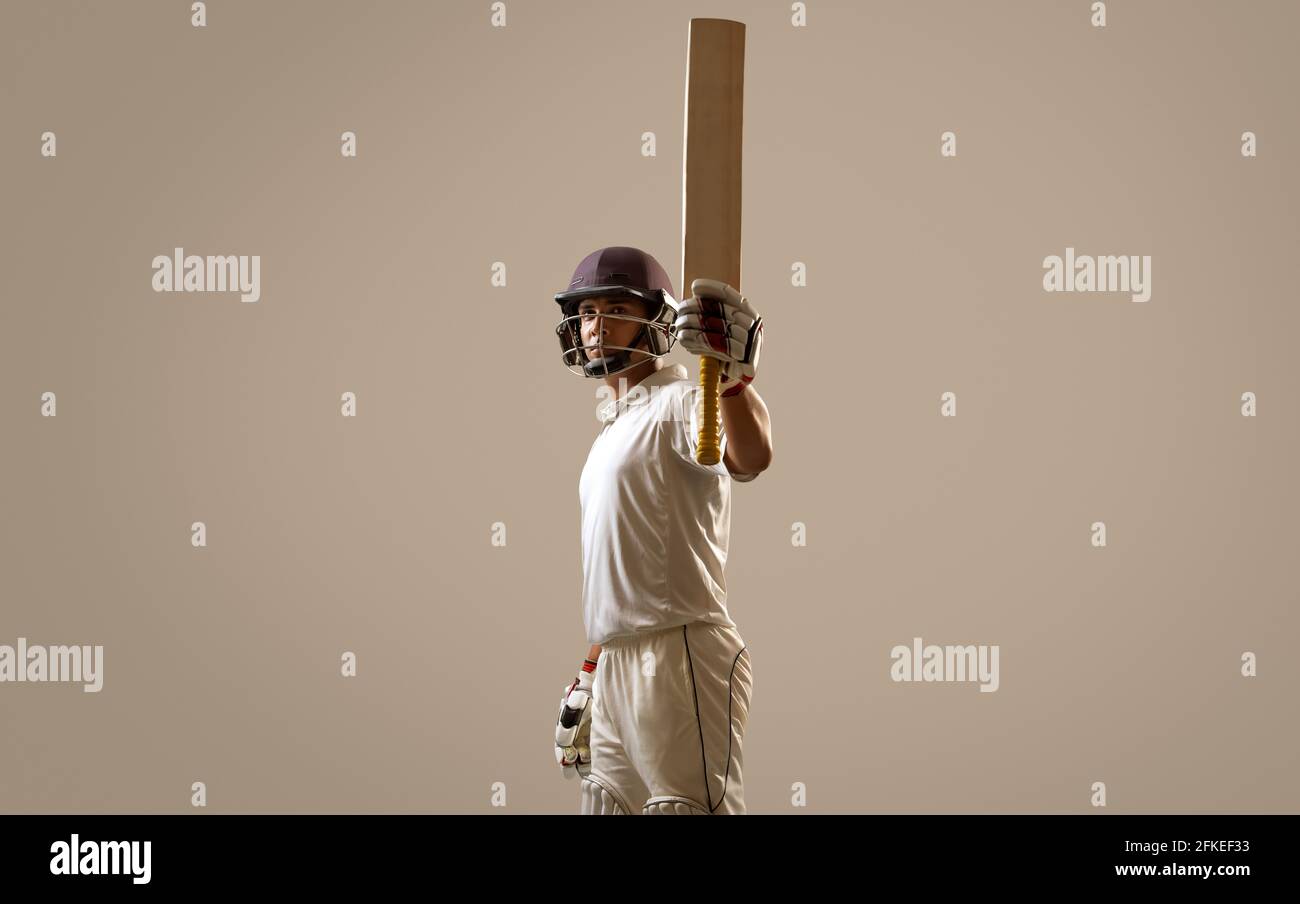 Cricketer feiert mit erhobenem Arm Stockfoto