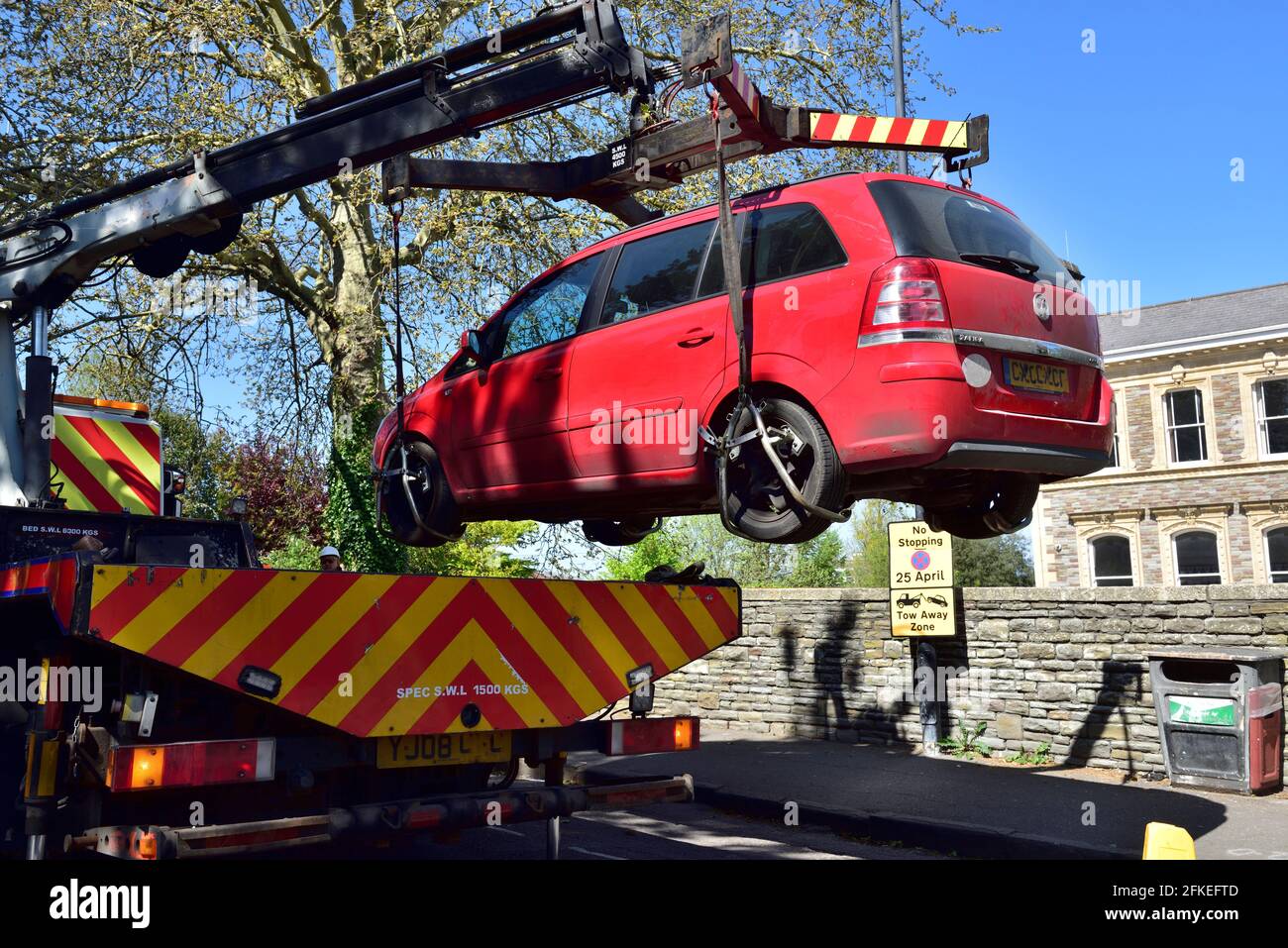 Das Fahrzeug wird zur Entfernung angehoben, da es aufgrund von Wartungsarbeiten auf der Autobahn in Großbritannien auf der Straße geparkt wurde. Änderung des Passerschildes auf dem Foto) Stockfoto