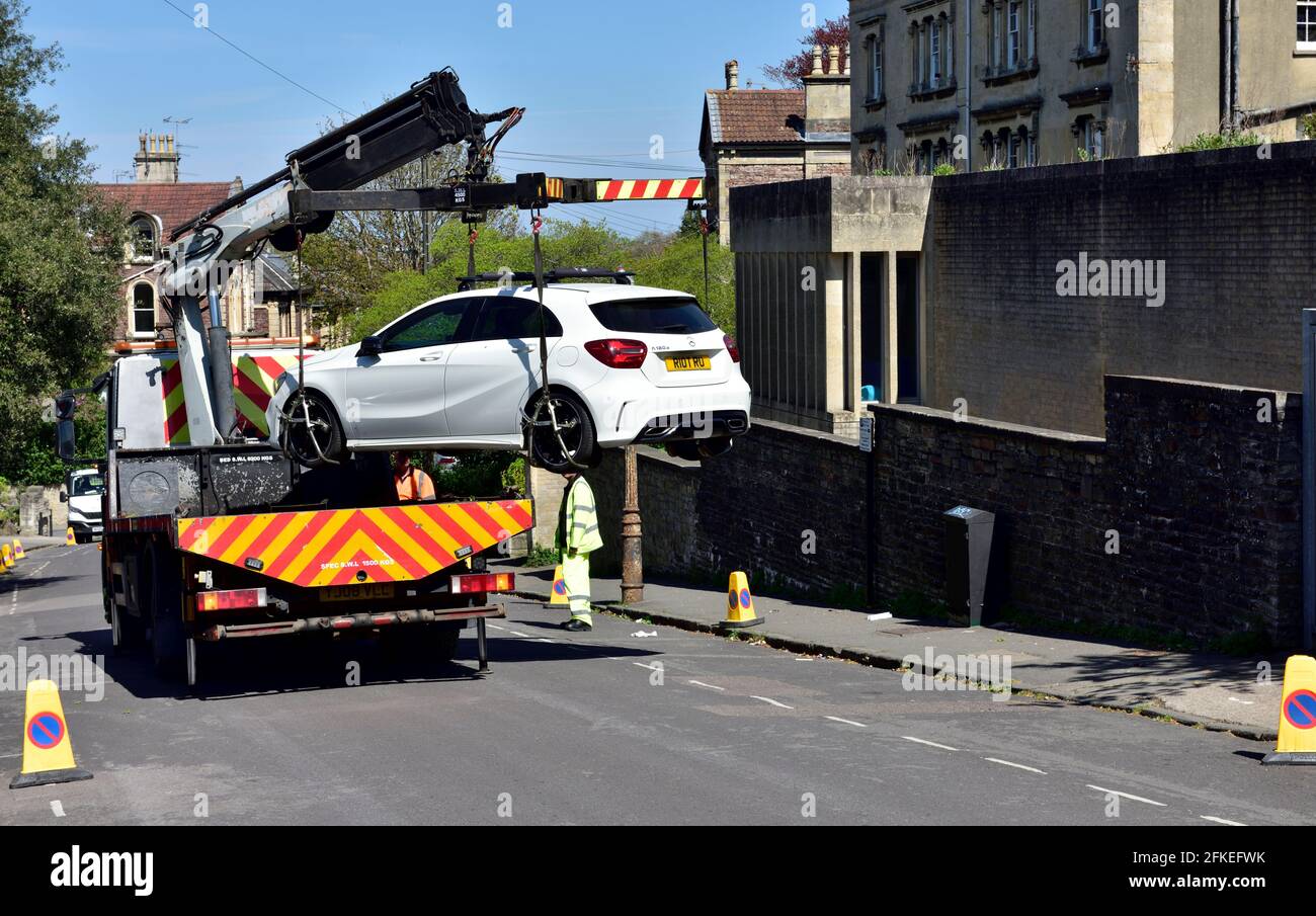 Das Fahrzeug wird zur Entfernung angehoben, da es aufgrund von Wartungsarbeiten auf der Autobahn in Großbritannien auf der Straße geparkt wurde. Änderung des Passerschildes auf dem Foto) Stockfoto