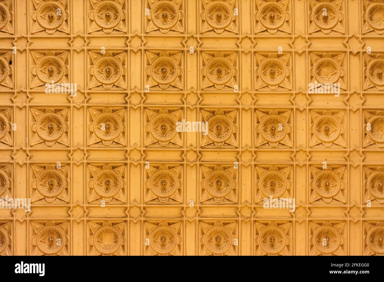 Die Decke eines Raumes mit quadratischen Formteilen in der Linie und in der Form einer Blume, im Muster Stockfoto