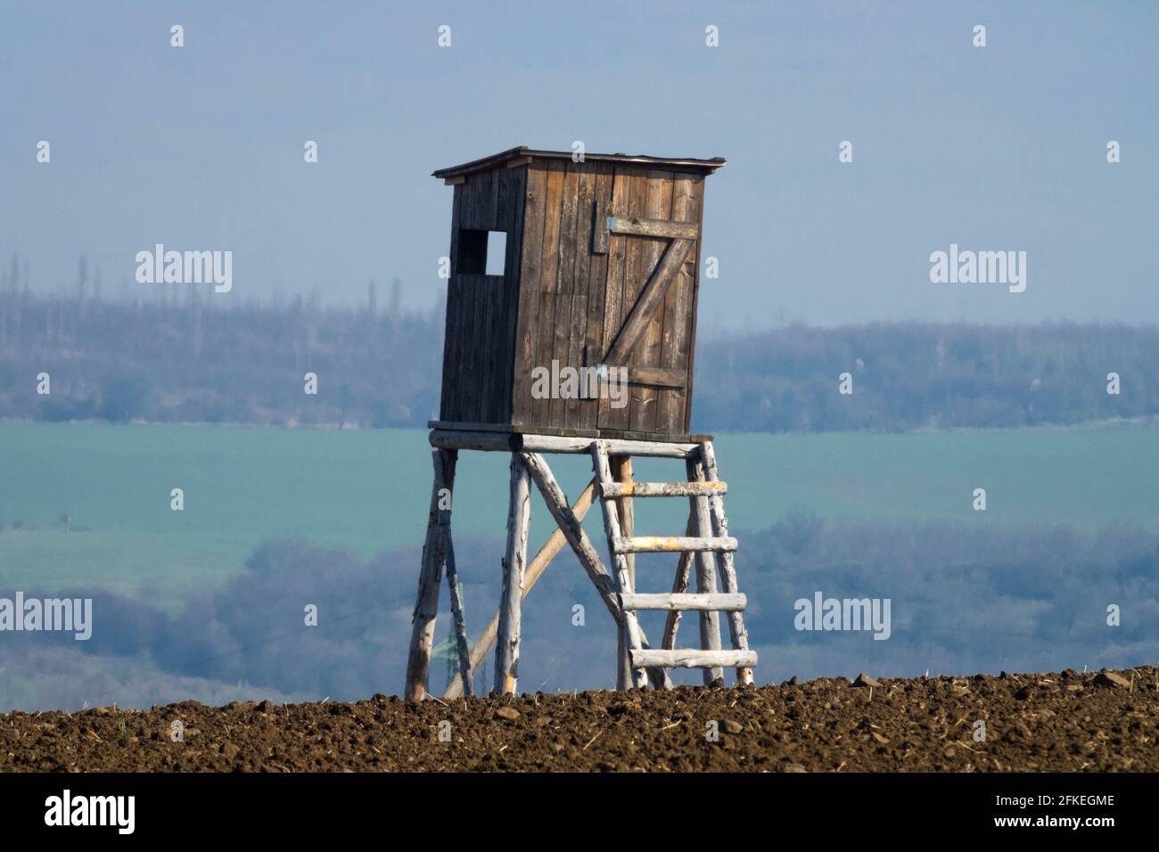 Hölzerner Jagdturm auf dem Feld Stockfoto