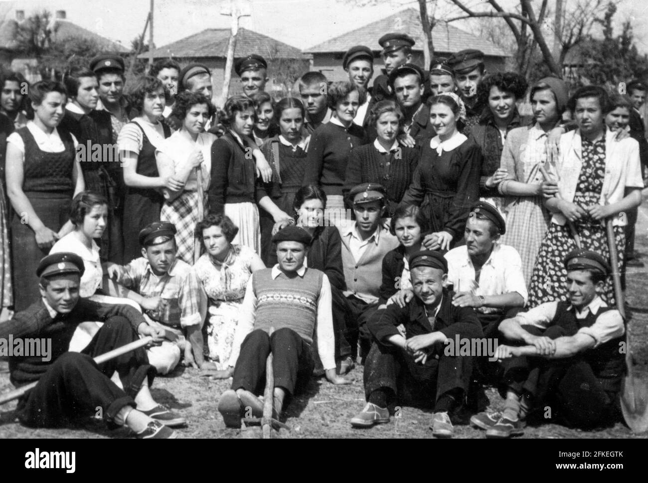 Gruppenportrait von Schülerinnen und Schülern in Bulgarien um 1958 Stockfoto