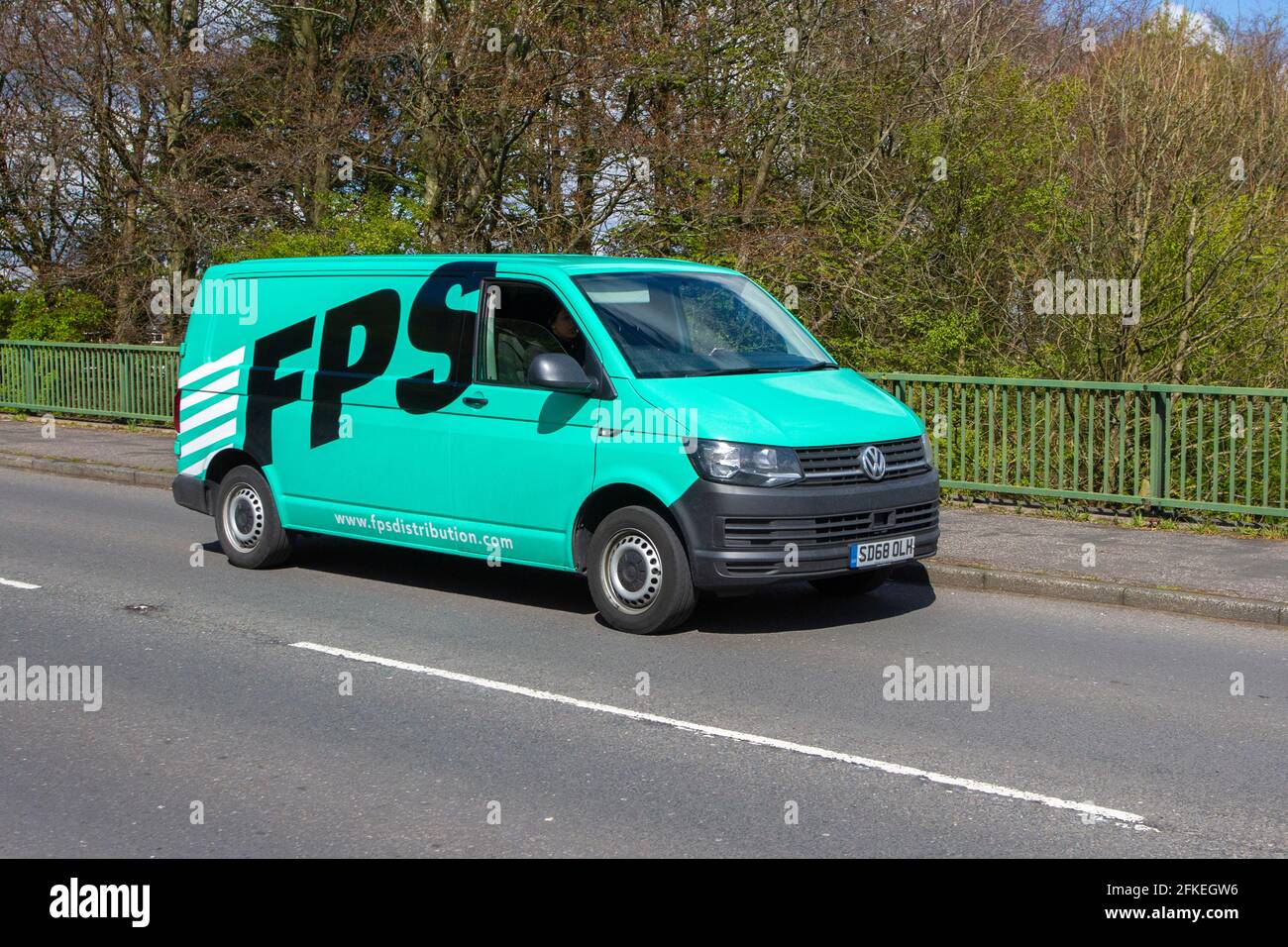 FPS 2018 Volkswagen Transporter T28 Panel van Highline SWB ; UK Fahrzeugverkehr, Straßentransport, moderne Fahrzeuge, Limousinen, Autofahren, Straßen und Motoren, Autofahren in südlicher Richtung auf der Autobahn M61 Stockfoto