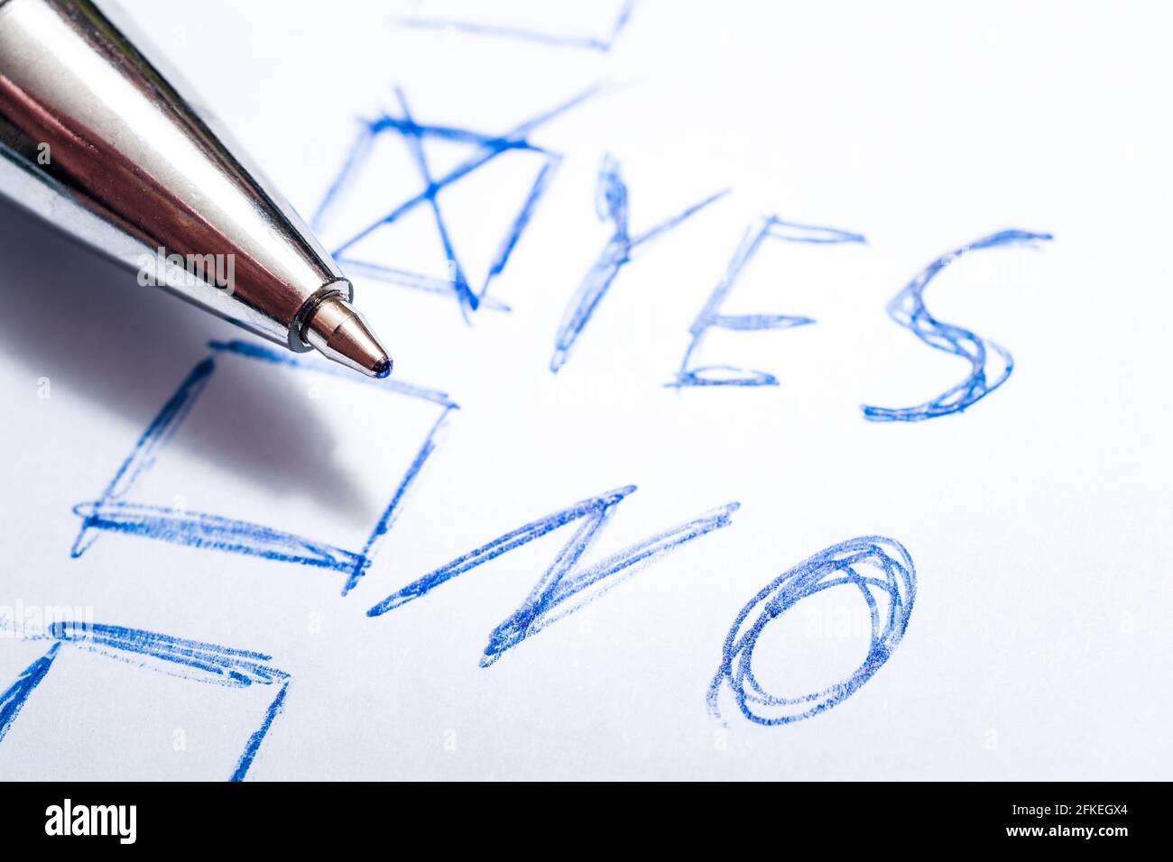 A stimmte auf EINER handschriftlichen Abstimmung mit EINEM Stift mit Ja Auf Ihm Liegen - Jede Stimme Zählt Konzept Stockfoto