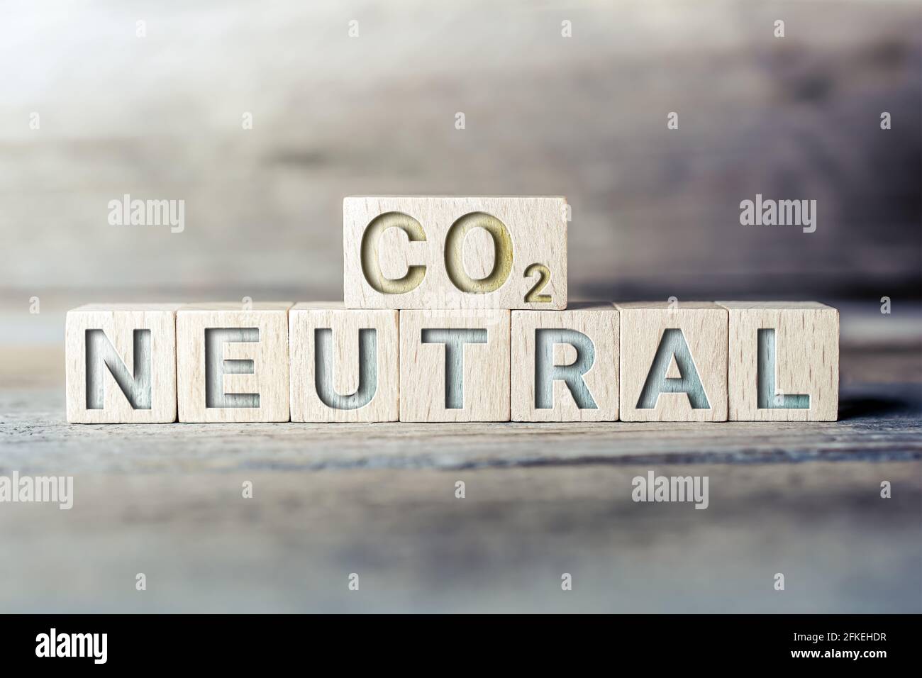 CO2-neutral auf Holzblöcken auf EINER Platine geschrieben -Reduzieren Konzept Der Globalen Erwärmung Stockfoto