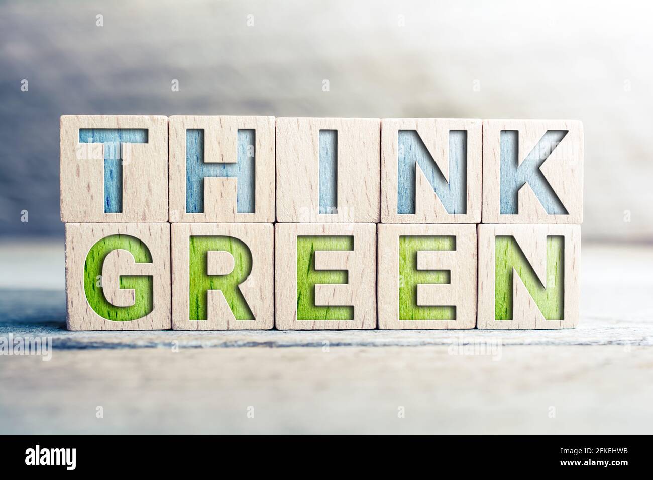 Think Green auf Holzblöcken auf EINEM Brett geschrieben Stockfoto