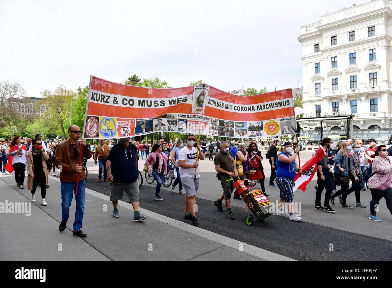 Wien, Österreich. Mai 2021. Großer Demonstrationstag am 1. Mai in Wien. Die Polizei erwartet auch mehrere nicht registrierte Demonstrationen und wird aus Sicherheitsgründen mehrere Straßen in der Wiener Innenstadt absperren. Nicht autorisierte Anti-Korona-Demonstration . Quelle: Franz Perc / Alamy Live News Stockfoto