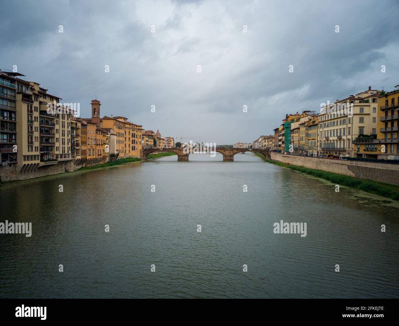 Ponte Vecchio mittelalterliche Steinbogenbrücke über den Fluss Arno in Florenz, Italien Stockfoto