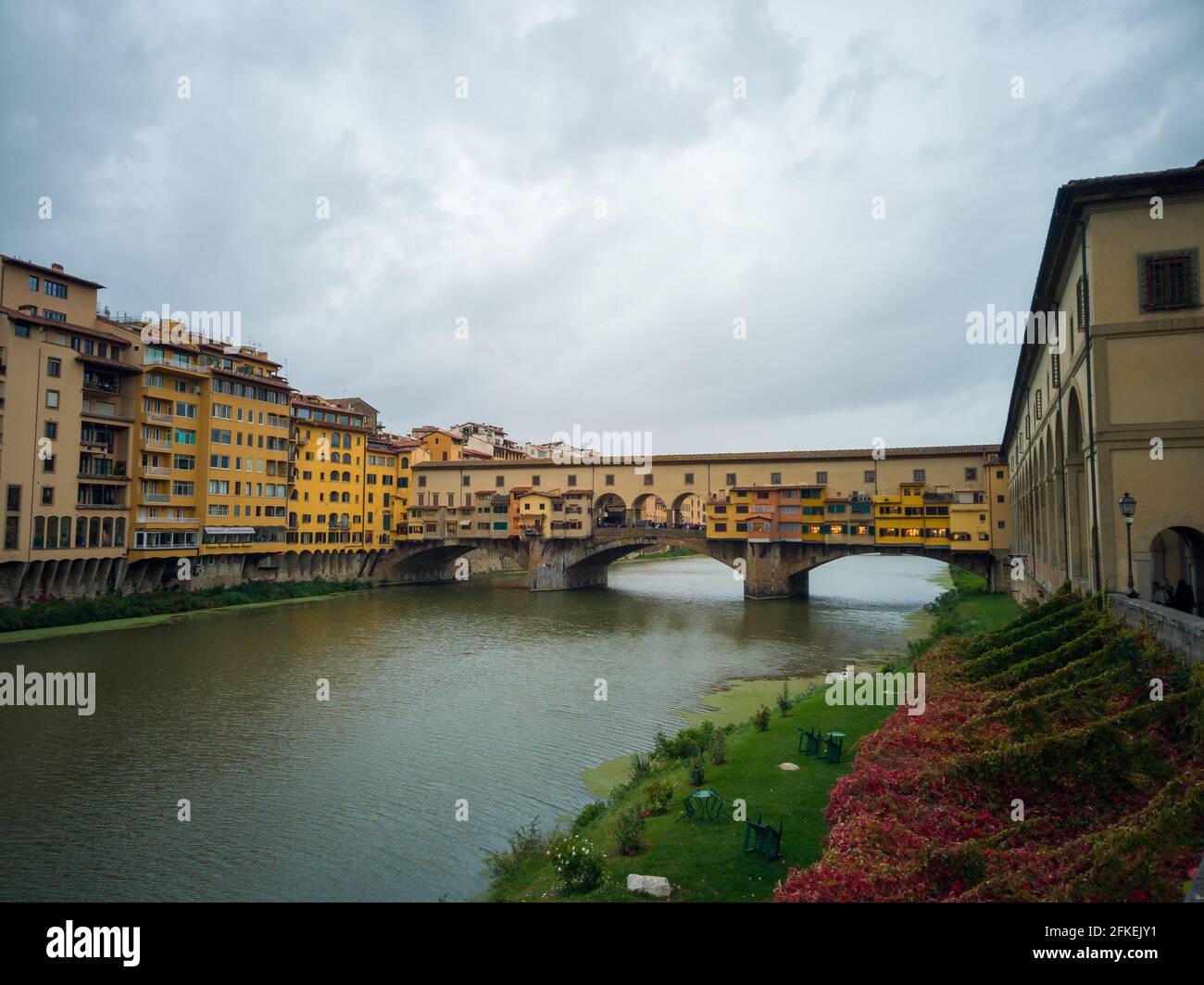 Ponte Vecchio mittelalterliche Steinbogenbrücke über den Fluss Arno in Florenz, Italien Stockfoto