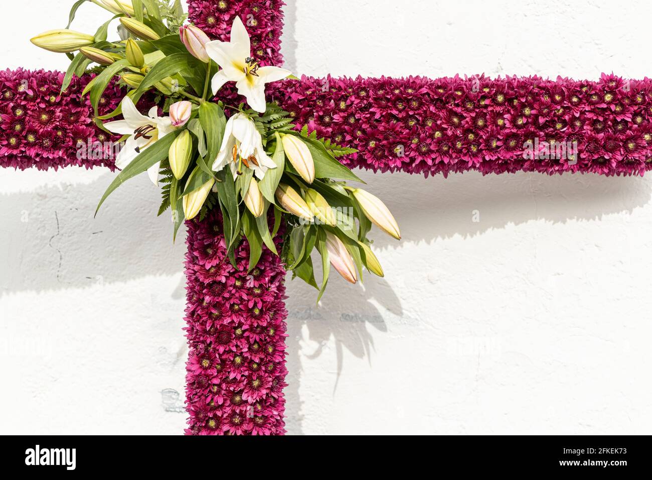 Tamaimo, Teneriffa, Kanarische Inseln. Mai 2021. Mit Blumen geschmückte Kreuze für die jährliche Feier des Kreuzweges auf der Plaza del Iglesia in Tamaimo, Santiago del Teide. „Púrpura“. Margarita Hernández Fleitas. Stockfoto